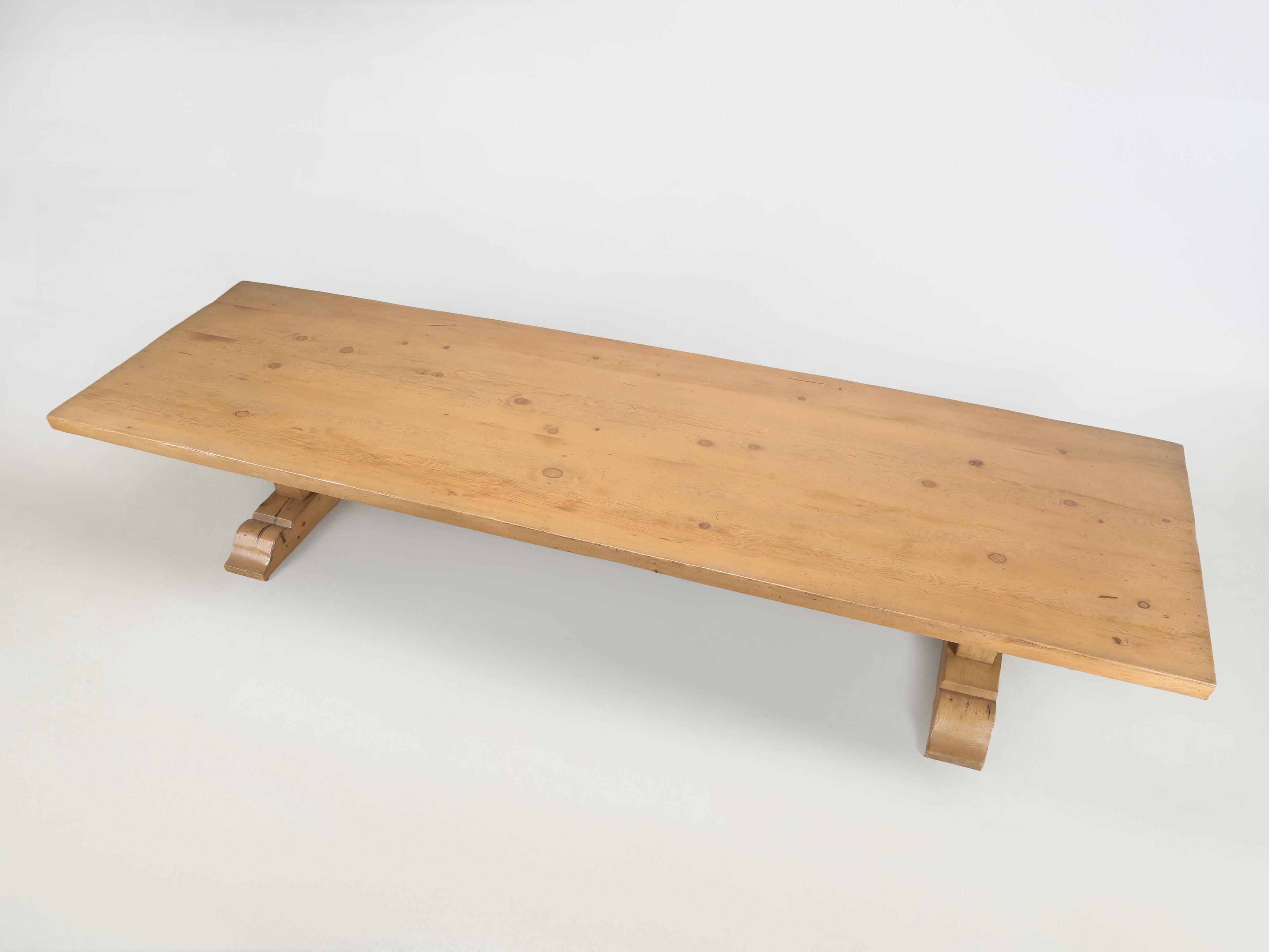 https://a.1stdibscdn.com/dining-table-seats-18-comfortably-made-of-reclaimed-pine-in-chicago-one-off-for-sale-picture-5/f_8243/f_478640421764962710308/OPC2091_05_master.jpg