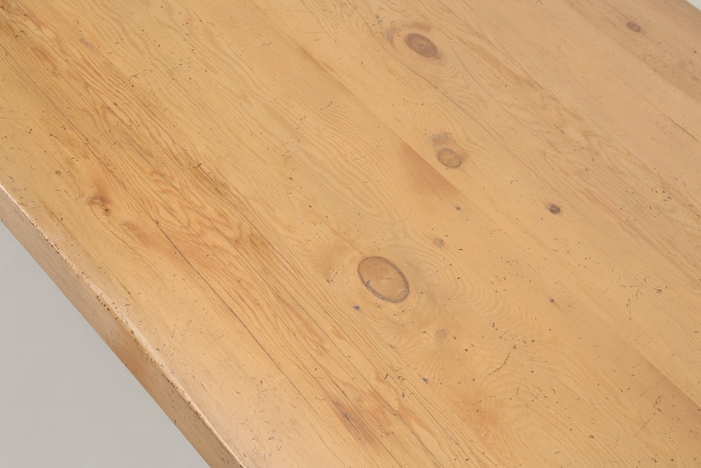 https://a.1stdibscdn.com/dining-table-seats-18-comfortably-made-of-reclaimed-pine-in-chicago-one-off-for-sale-picture-7/f_8243/f_478640421764962710365/OPC2091_07_master.jpg
