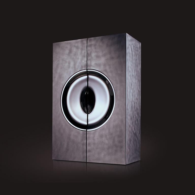 https://a.1stdibscdn.com/modern-silver-finish-luxury-bar-cabinet-for-sale-picture-14/f_55202/f_478286321764850059008/ORION_title_pic_1stdibs_master.jpg?width=768