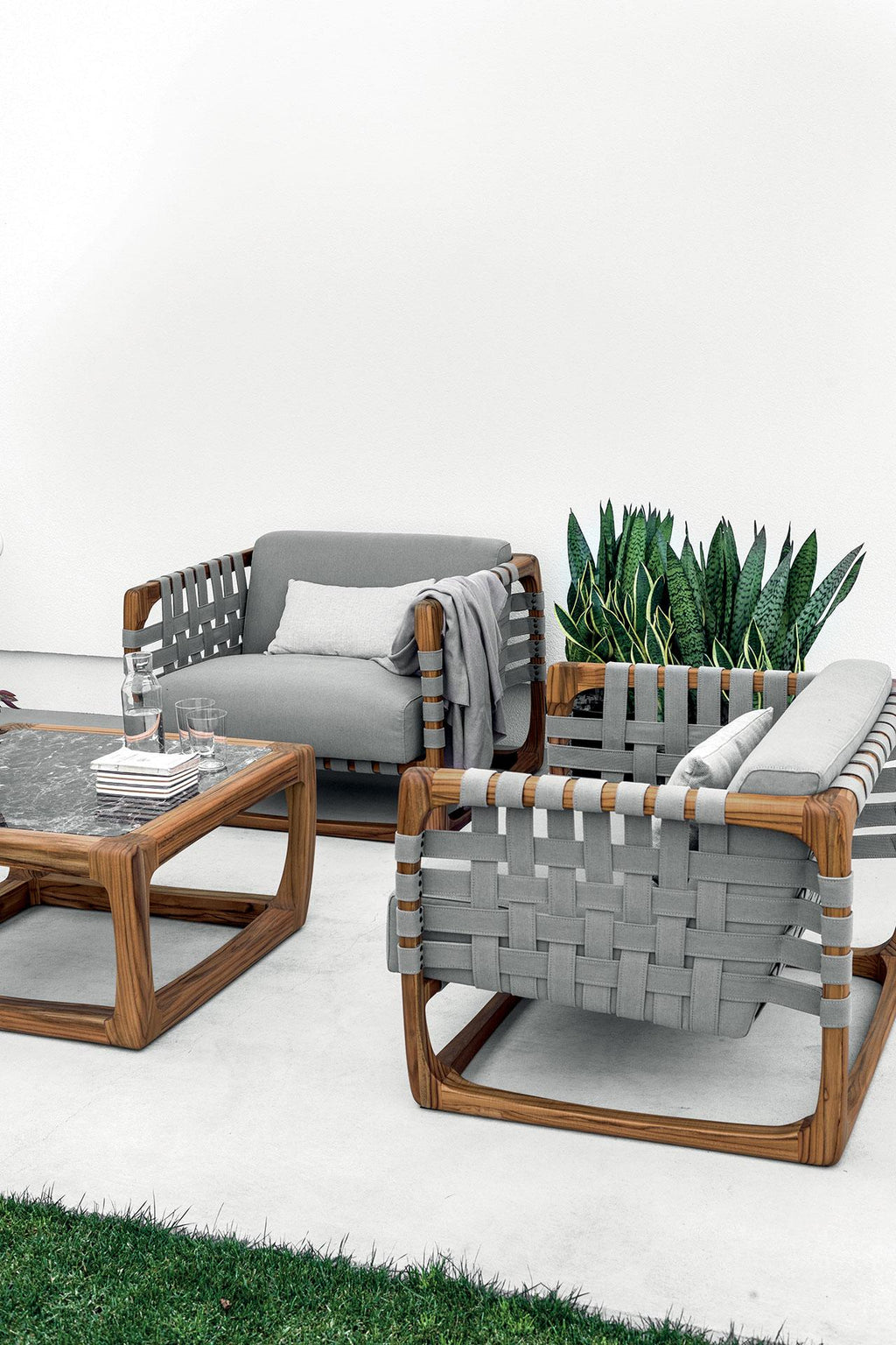 https://a.1stdibscdn.com/contemporary-outdoor-marble-dining-table-six-dining-chairs-in-solid-teak-for-sale-picture-8/f_27693/f_198656521594792179045/OUTDOOR_BUNGALOW_ARMCHAIR_04_02_master.jpg