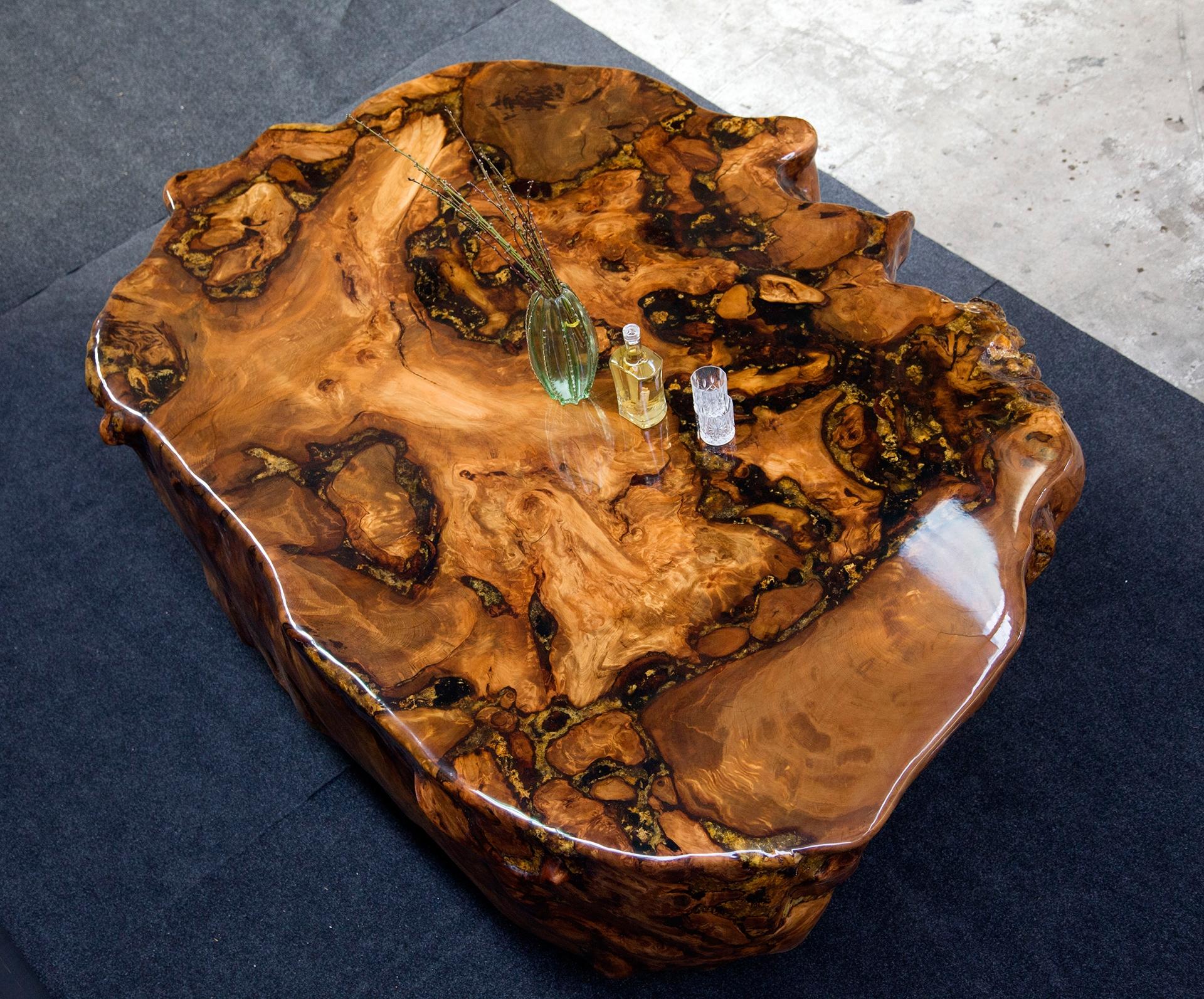 https://a.1stdibscdn.com/kauri-dining-table-in-solid-ancient-kauri-wood-for-sale-picture-2/f_79872/f_331280421677983987988/Oceanus_Ancient_Kauri_table_7_master.jpg