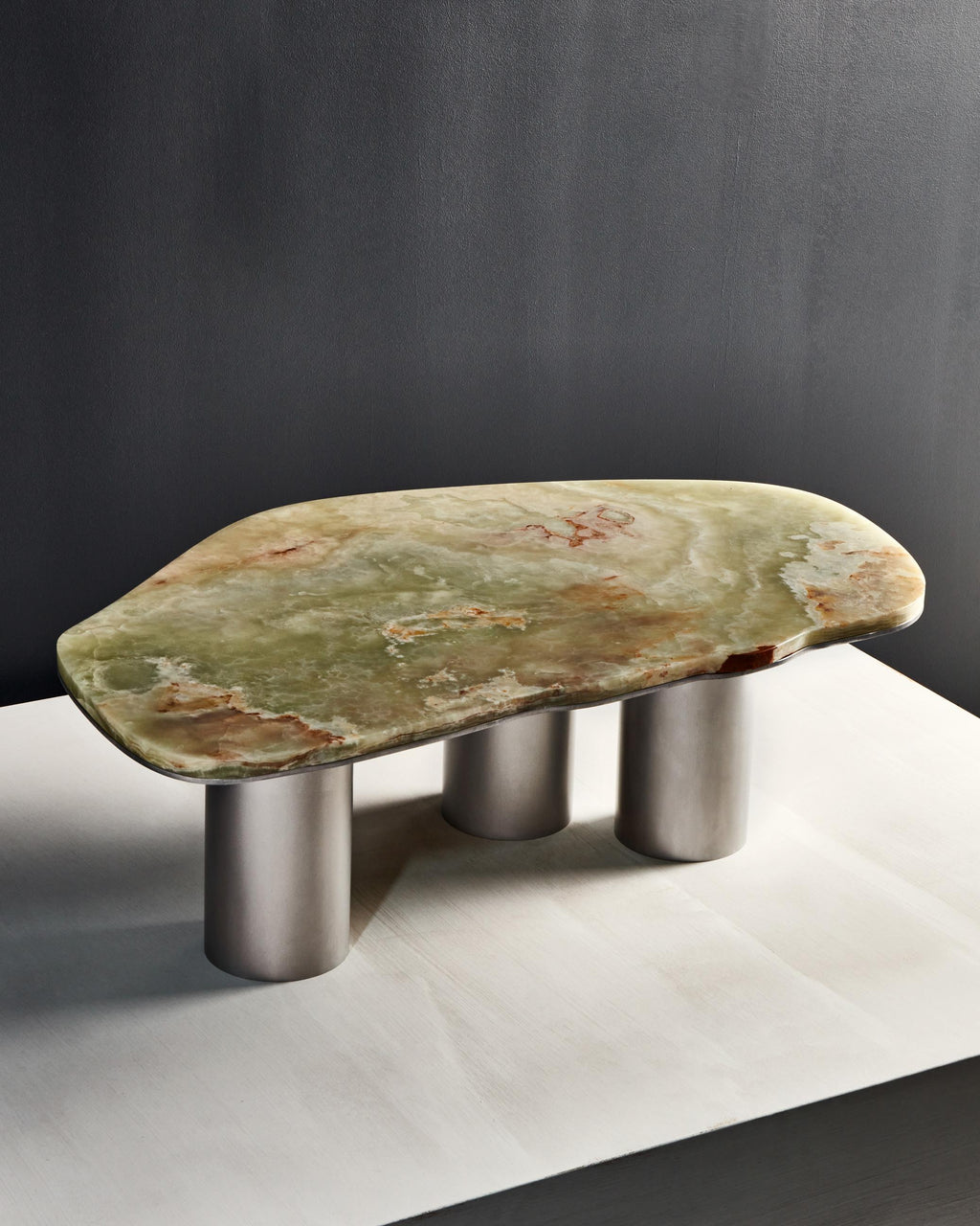 https://a.1stdibscdn.com/nesting-green-onyx-coffee-tables-with-brushed-aluminum-base-for-sale-picture-4/f_51721/f_389368121710962728432/OniCoffeeTable_GreenOnyx_SlashObjects_Unbroken_web_master.jpg