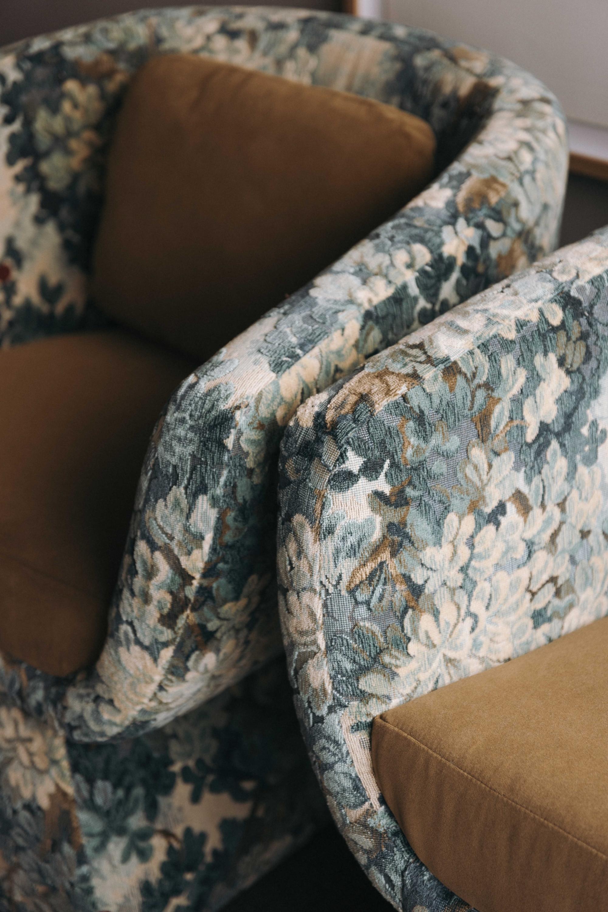 https://a.1stdibscdn.com/oscar-upholstered-armchair-boucle-swivel-and-com-option-portugal-by-duistt-for-sale-picture-6/f_63222/f_457209221776433954649/Oscar_upholstered_armchair_made_in_portugal_4_master.jpg