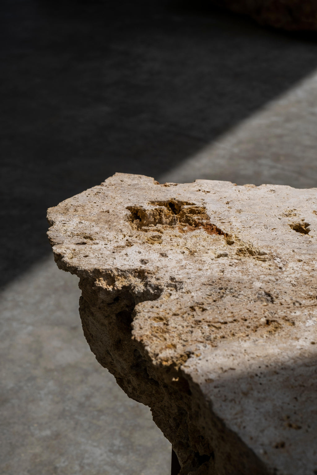 https://a.1stdibscdn.com/meuliere-stone-coffee-table-by-frederic-saulou-for-sale-picture-3/f_12192/f_404431721719948081406/PHILIA_x_SAULOU_Grand_PARIS012_master.jpg