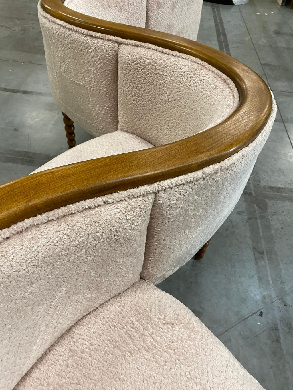 https://a.1stdibscdn.com/italian-contemporary-warm-white-chenille-and-wood-curved-conversation-sofa-for-sale-picture-3/f_48502/f_435758321739218805158/PHOTO_2024_12_27_17_43_34_16__master.jpg