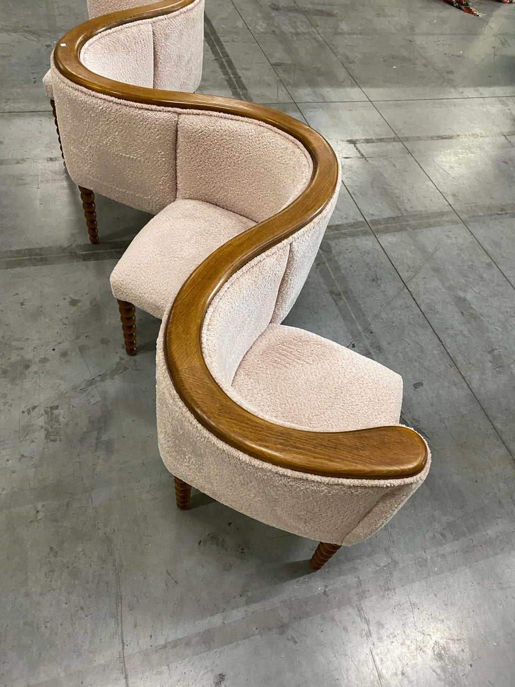 https://a.1stdibscdn.com/italian-contemporary-warm-white-chenille-and-wood-curved-conversation-sofa-for-sale-picture-5/f_48502/f_435758321739218805324/PHOTO_2024_12_27_17_43_34_1__master.jpg