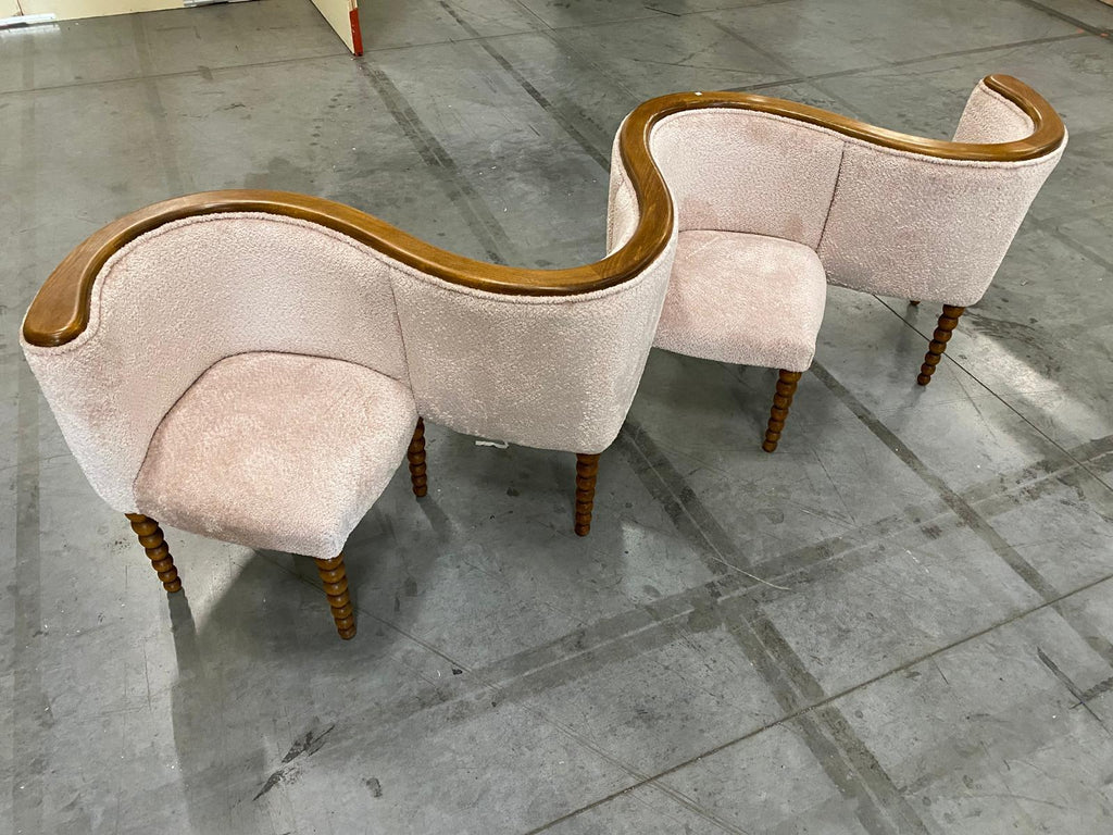 https://a.1stdibscdn.com/italian-contemporary-warm-white-chenille-and-wood-curved-conversation-sofa-for-sale-picture-6/f_48502/f_435758321739218805383/PHOTO_2024_12_27_17_43_34_2__master.jpg