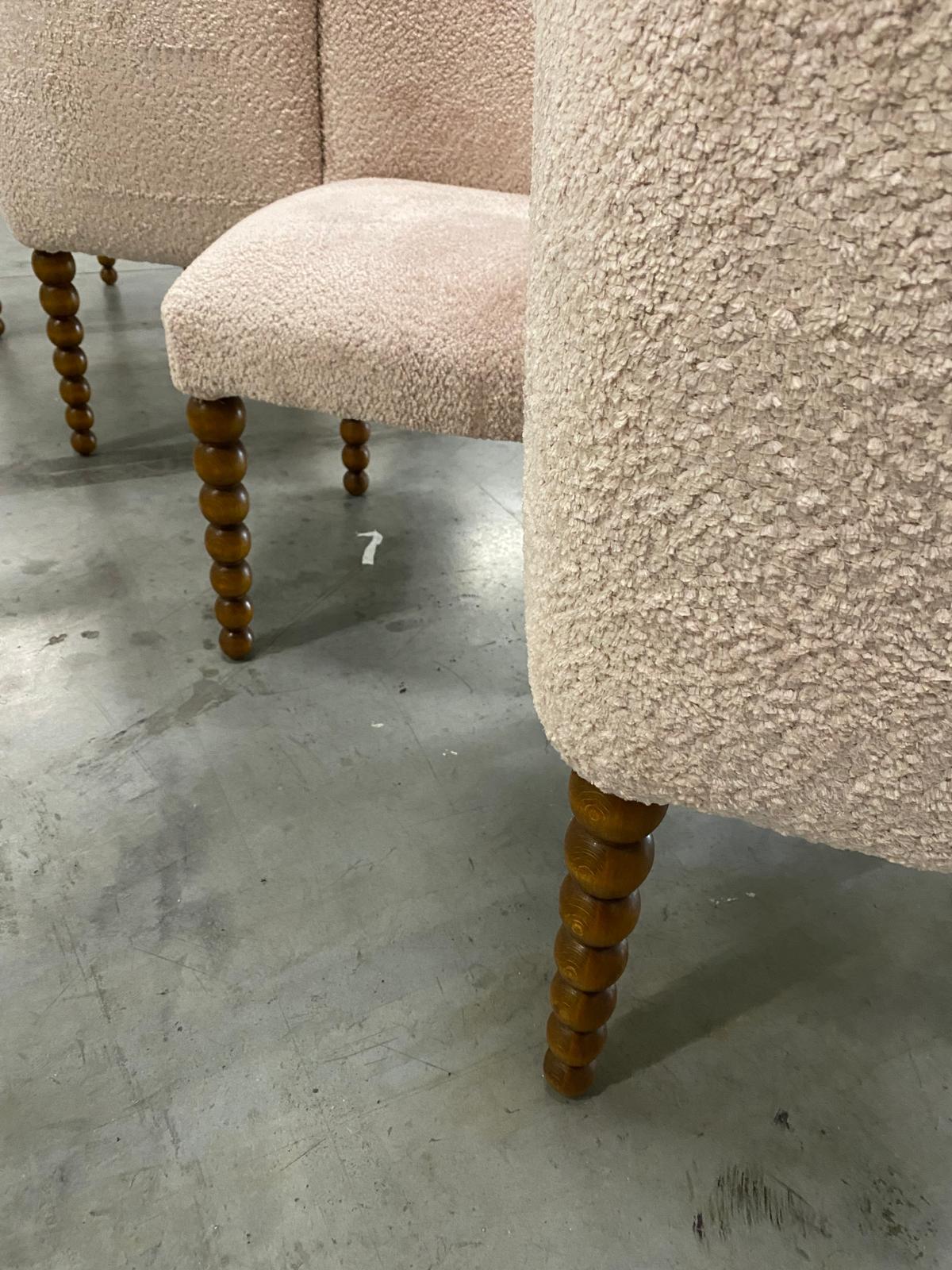 https://a.1stdibscdn.com/italian-contemporary-warm-white-chenille-and-wood-curved-conversation-sofa-for-sale-picture-7/f_48502/f_435758321739218805064/PHOTO_2024_12_27_17_43_34_3__master.jpg