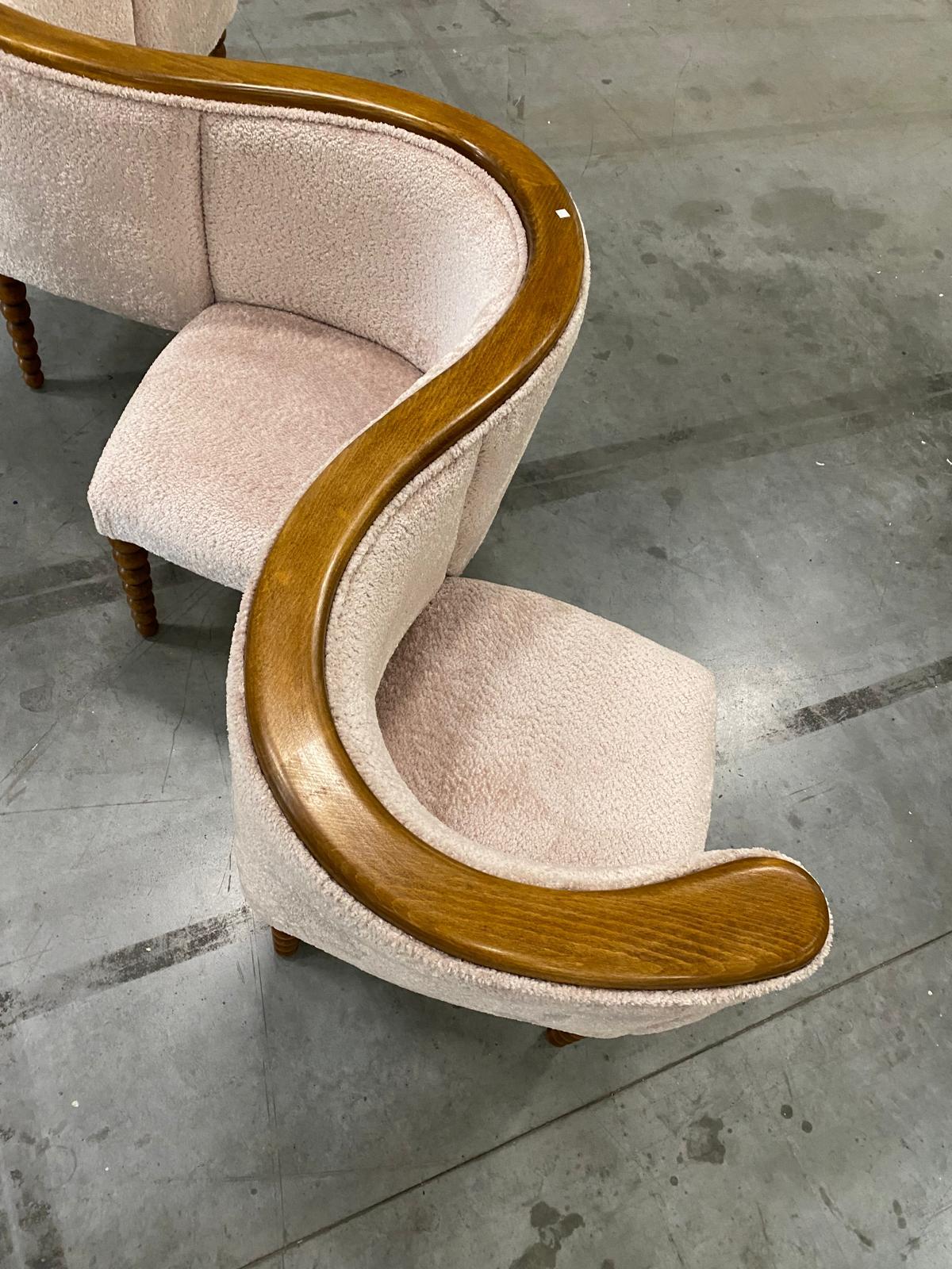 https://a.1stdibscdn.com/italian-contemporary-warm-white-chenille-and-wood-curved-conversation-sofa-for-sale-picture-8/f_48502/f_435758321739218805083/PHOTO_2024_12_27_17_43_34_4__master.jpg