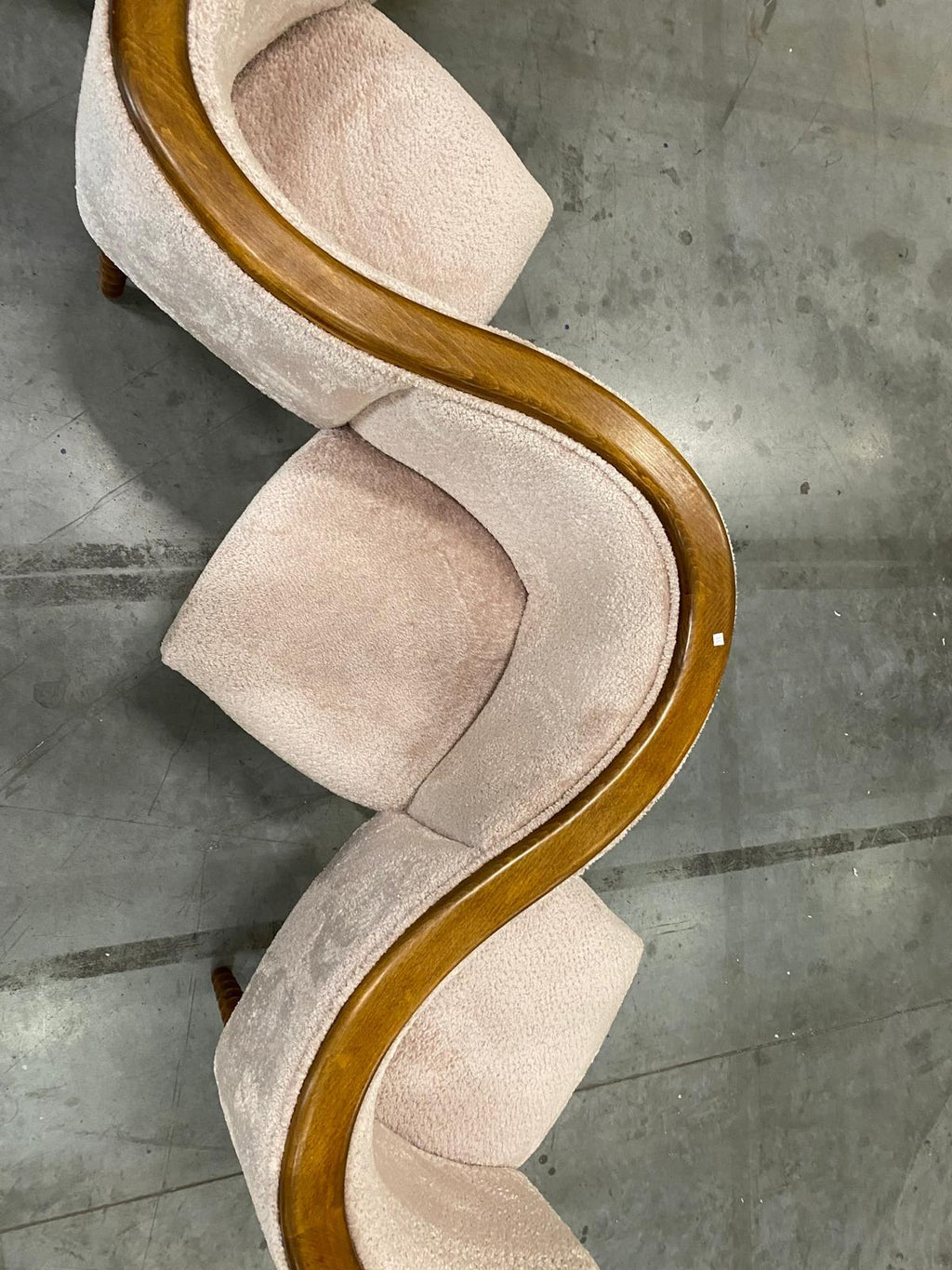 https://a.1stdibscdn.com/italian-contemporary-warm-white-chenille-and-wood-curved-conversation-sofa-for-sale-picture-9/f_48502/f_435758321739218805142/PHOTO_2024_12_27_17_43_34_5__master.jpg