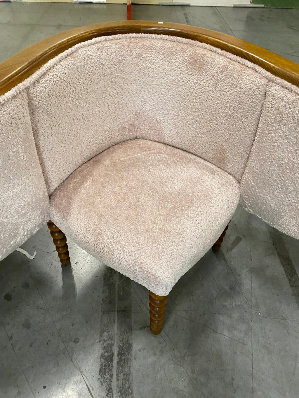 https://a.1stdibscdn.com/italian-contemporary-warm-white-chenille-and-wood-curved-conversation-sofa-for-sale-picture-10/f_48502/f_435758321739218805155/PHOTO_2024_12_27_17_43_34_6__master.jpg