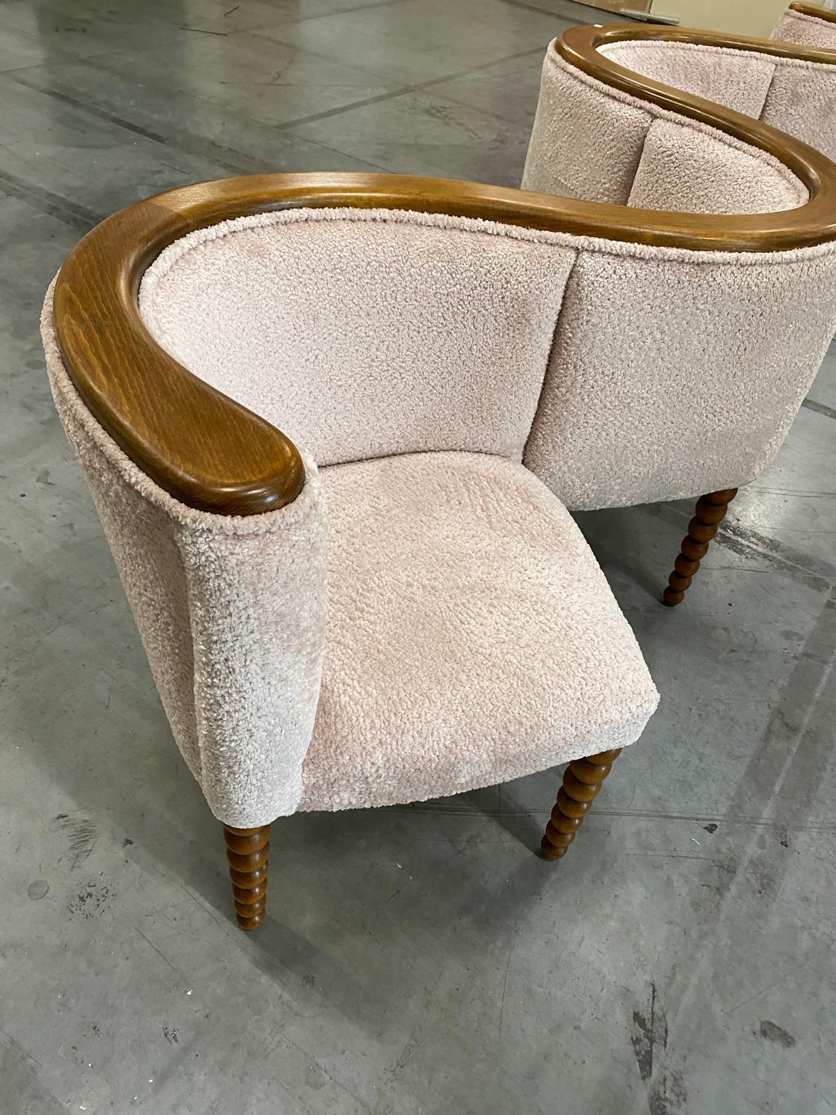 https://a.1stdibscdn.com/italian-contemporary-warm-white-chenille-and-wood-curved-conversation-sofa-for-sale-picture-11/f_48502/f_435758321739218805082/PHOTO_2024_12_27_17_43_34_7__master.jpg
