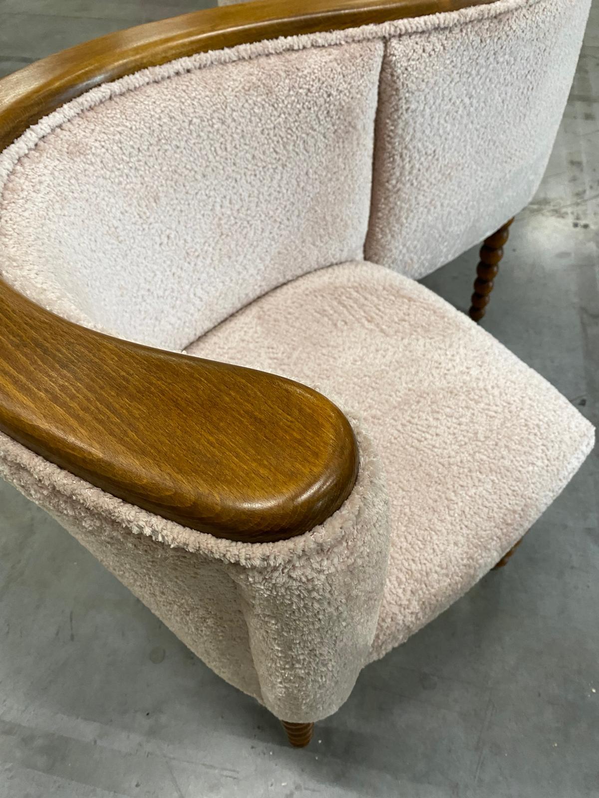 https://a.1stdibscdn.com/italian-contemporary-warm-white-chenille-and-wood-curved-conversation-sofa-for-sale-picture-12/f_48502/f_435758321739218805078/PHOTO_2024_12_27_17_43_34_8__master.jpg