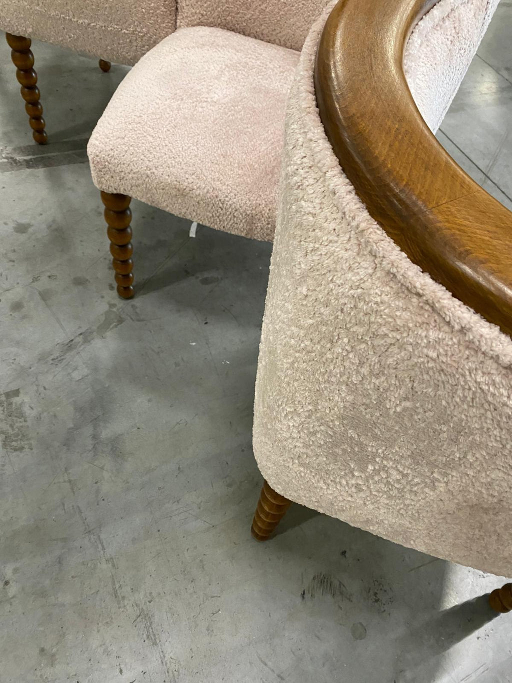 https://a.1stdibscdn.com/italian-contemporary-warm-white-chenille-and-wood-curved-conversation-sofa-for-sale-picture-13/f_48502/f_435758321739218805161/PHOTO_2024_12_27_17_43_34_9__master.jpg