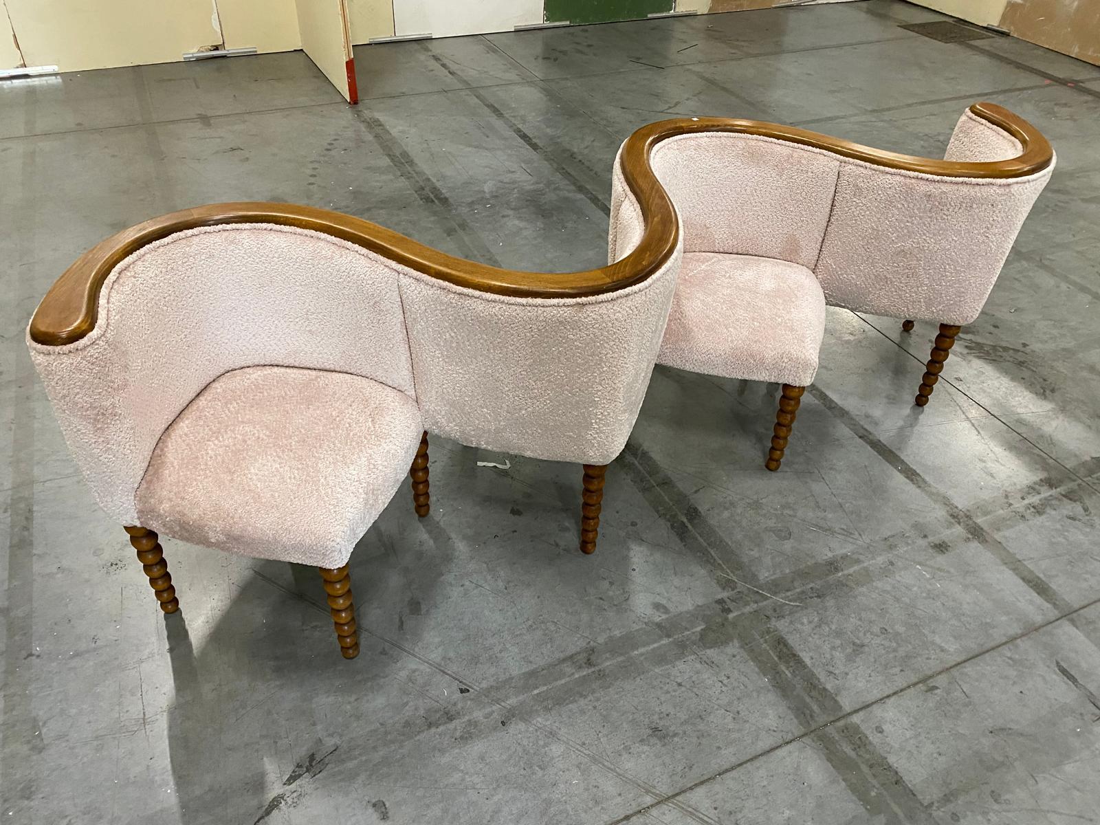 https://a.1stdibscdn.com/italian-contemporary-warm-white-chenille-and-wood-curved-conversation-sofa-for-sale-picture-4/f_48502/f_435758321739218805191/PHOTO_2024_12_27_17_43_34_master.jpg