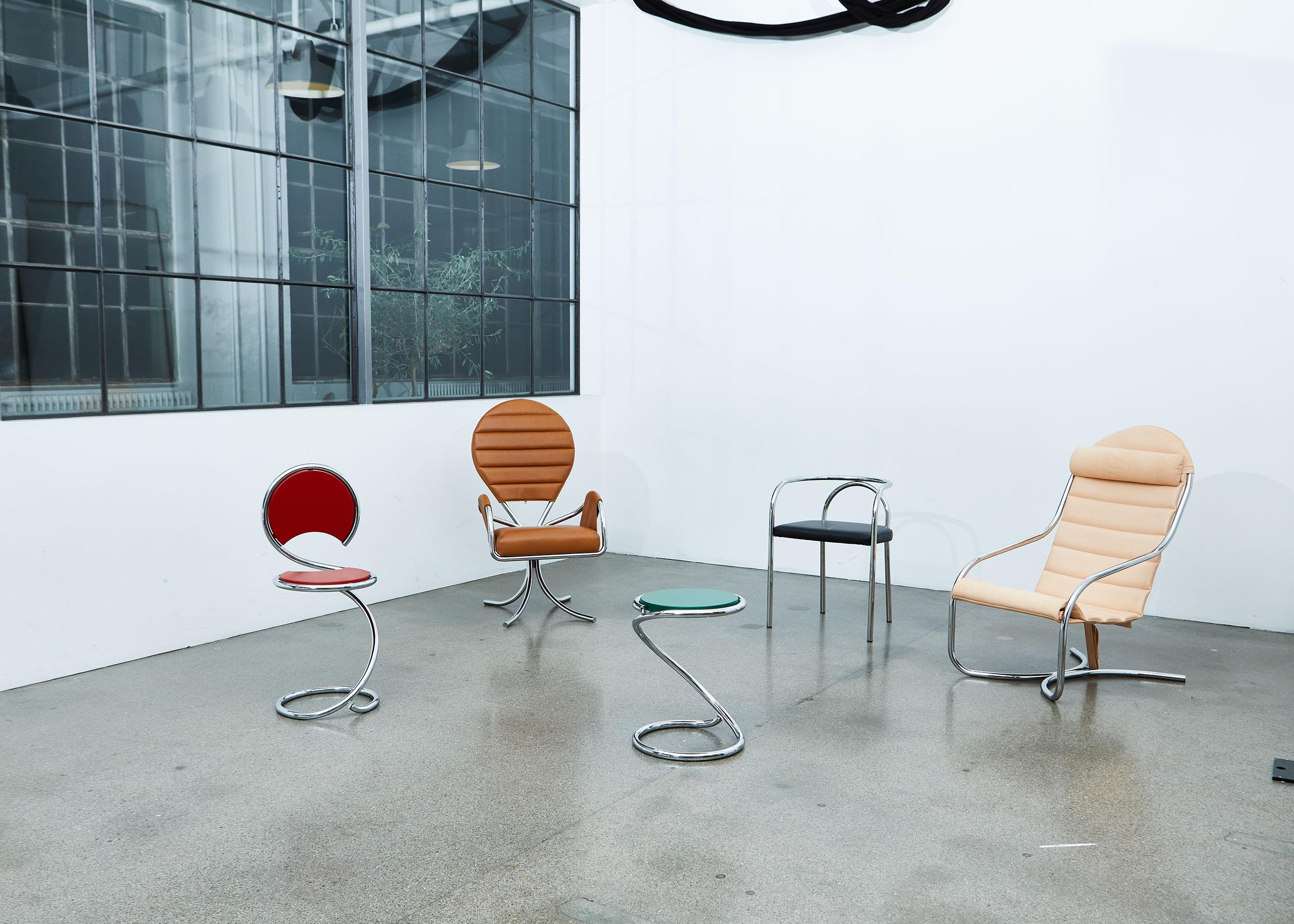https://a.1stdibscdn.com/ph-pope-chair-chrome-leather-extreme-walnut-for-sale-picture-6/f_54552/f_214964021765272256935/PH_lifestyle_068_ref_web_master.jpg