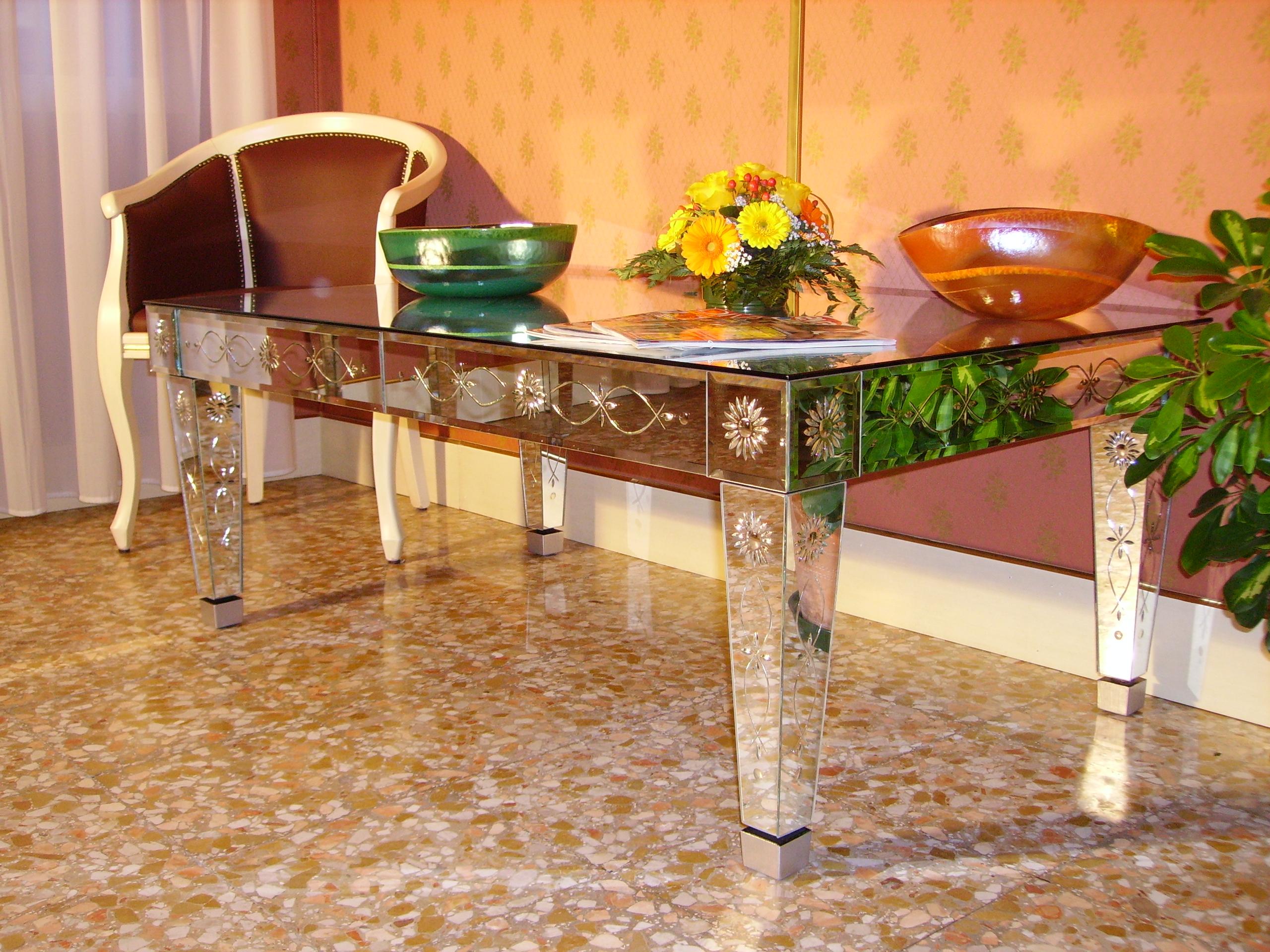 https://a.1stdibscdn.com/ducale-coffee-table-murano-glass-mirror-hand-made-engraved-by-fratelli-tosi-for-sale-picture-5/f_57802/f_246723521627379952990/PICT0271_master.JPG