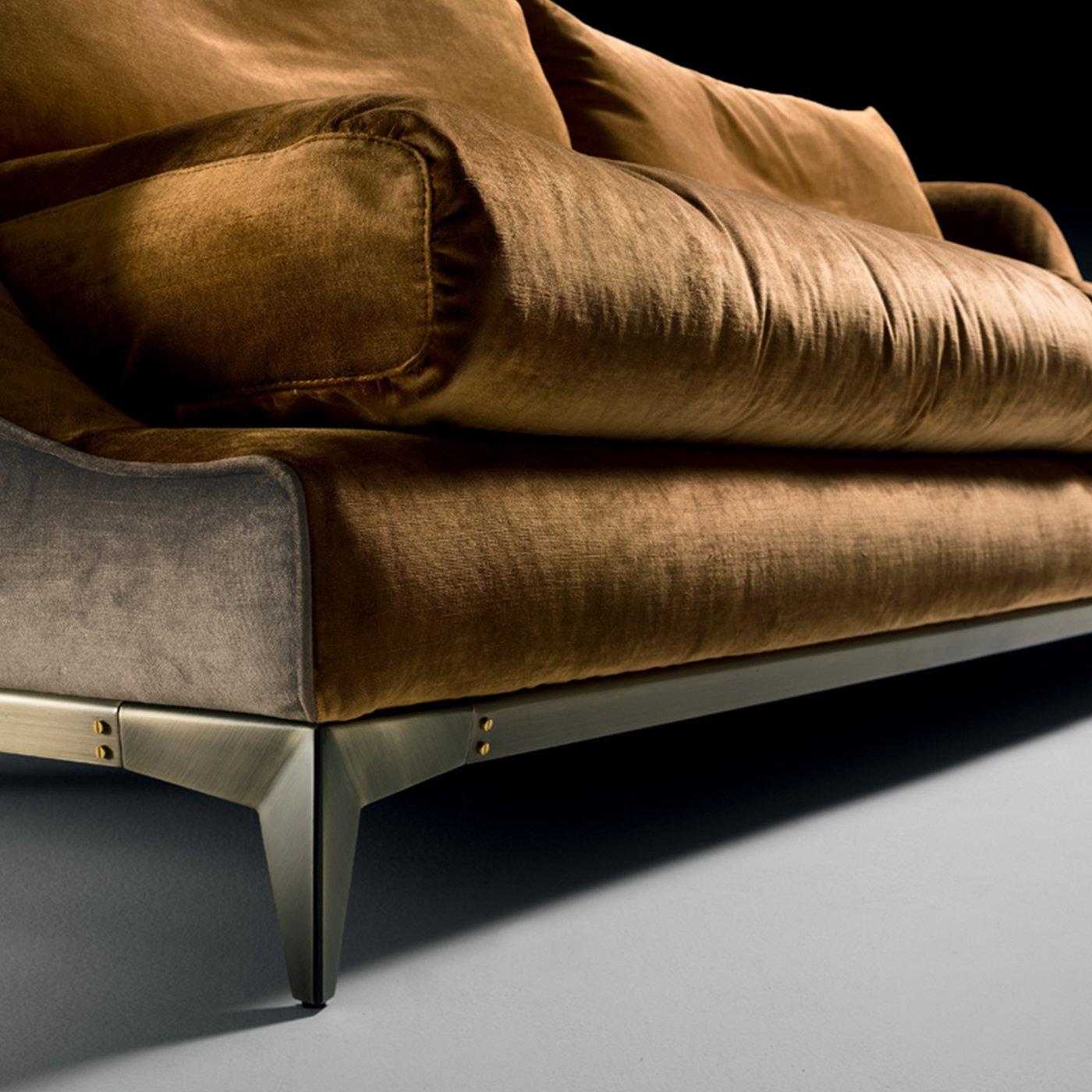https://a.1stdibscdn.com/brando-brown-sofa-for-sale-picture-4/f_17062/f_245286121626353827572/PIERVI_115_C20190628_7_151vxnl_master.jpg