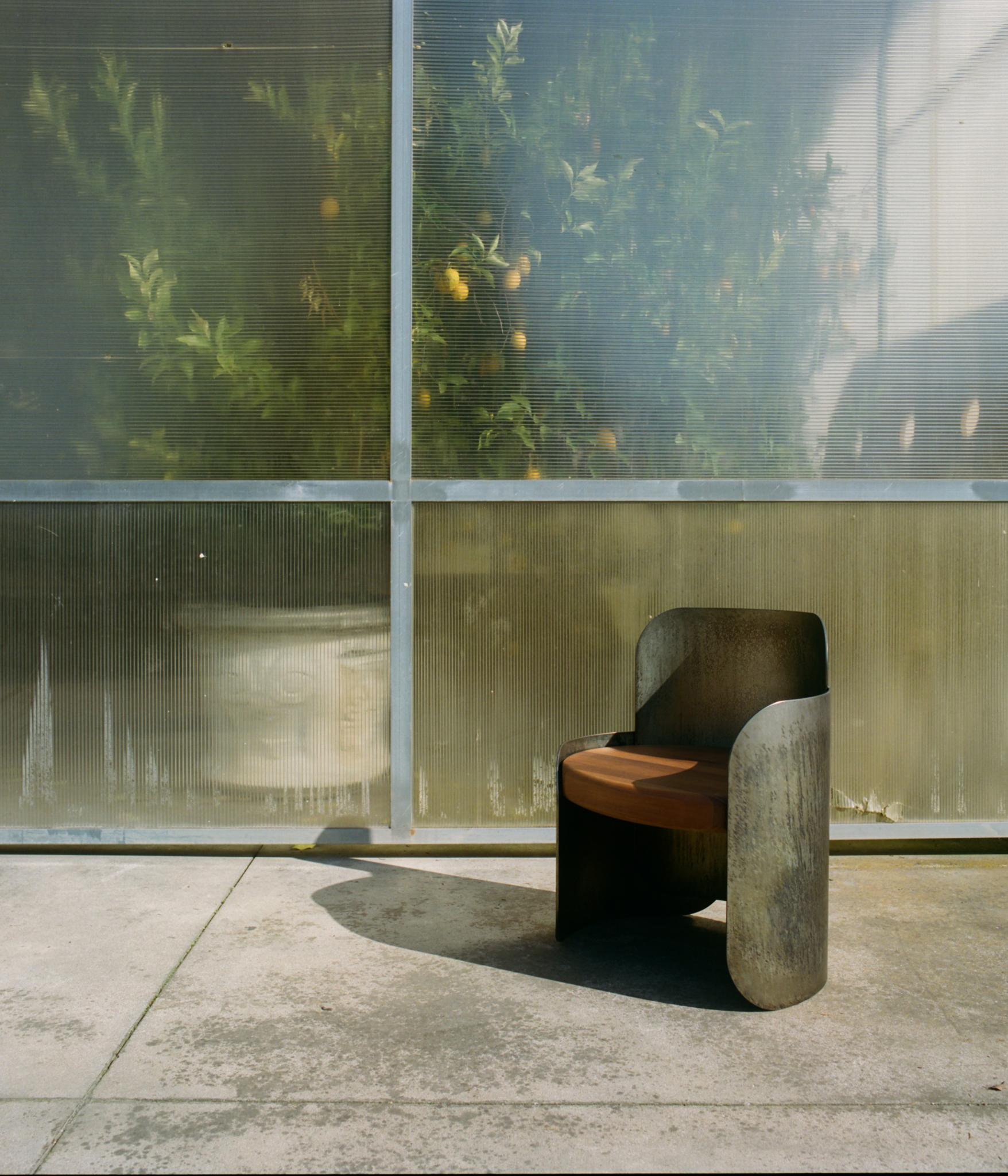 https://a.1stdibscdn.com/pina-iron-walnut-armchair-by-mingardo-for-sale-picture-5/f_12192/f_492095921773412371439/PINA_Gregory_Beson_2__master.jpg