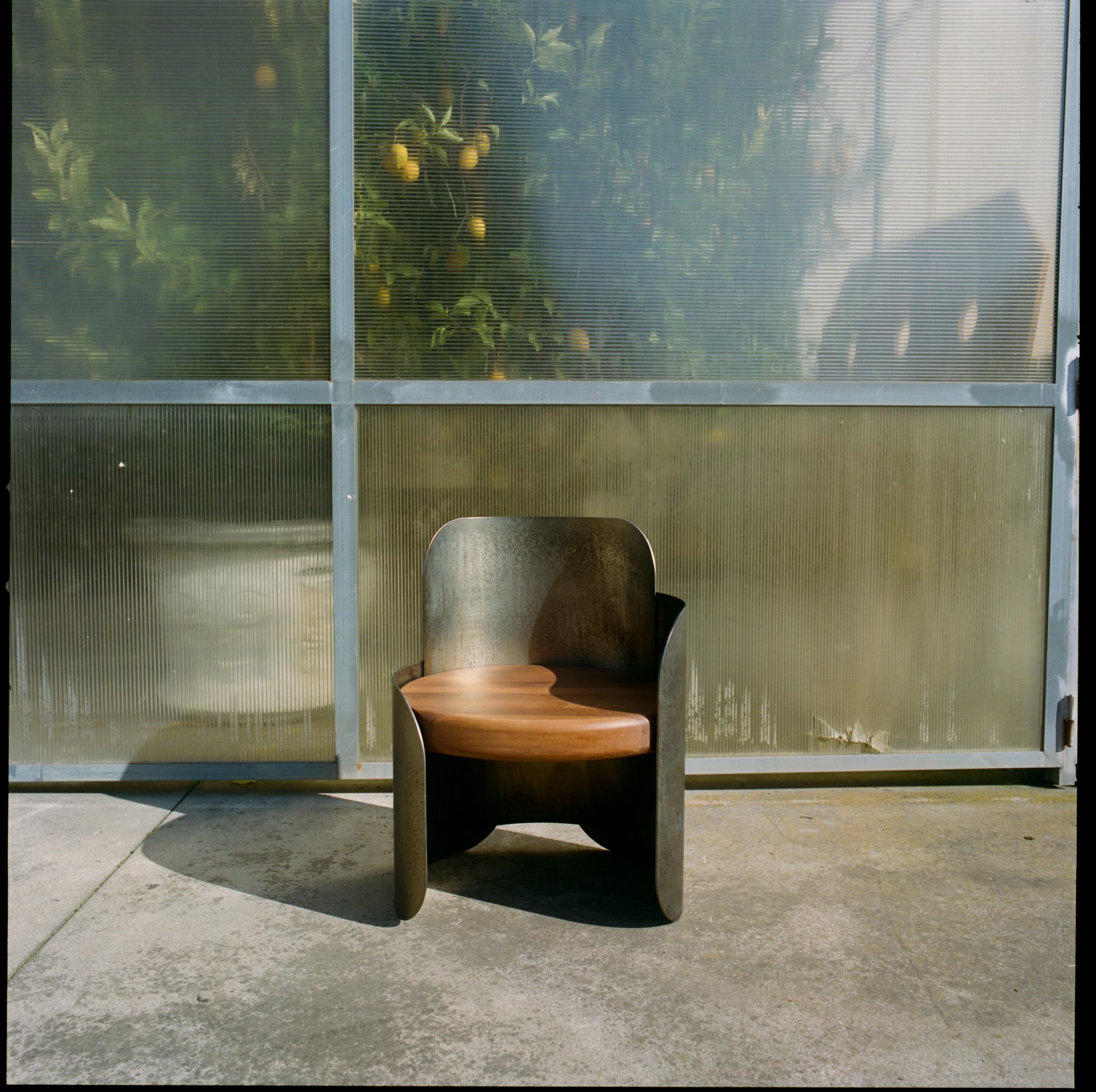 https://a.1stdibscdn.com/pina-iron-walnut-armchair-by-mingardo-for-sale-picture-6/f_12192/f_492095921773412372684/PINA_Gregory_Beson_3__master.jpg
