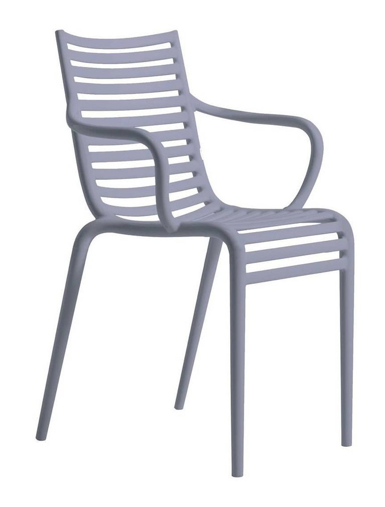https://a.1stdibscdn.com/archivesE/upload/f_16392/f_40565531506768089019/PIP_e_Driade_Philippe_Starck_Armchair_Propylene_Monobloc_2_master.jpg?width=768