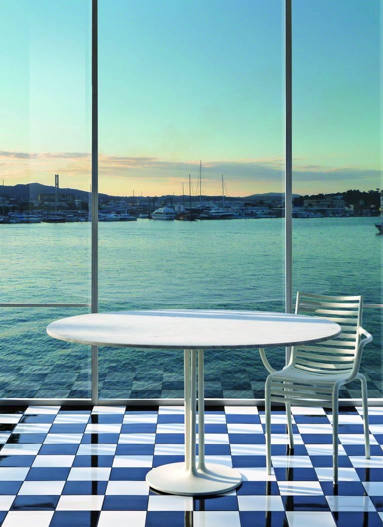 https://a.1stdibscdn.com/archivesE/upload/f_16392/f_40565531506768769074/PIP_e_Driade_Philippe_Starck_Armchair_Propylene_Monobloc_37_master.jpg?width=768