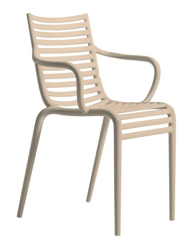 https://a.1stdibscdn.com/archivesE/upload/f_16392/f_40565531506768087958/PIP_e_Driade_Philippe_Starck_Armchair_Propylene_Monobloc_master.jpg?width=768