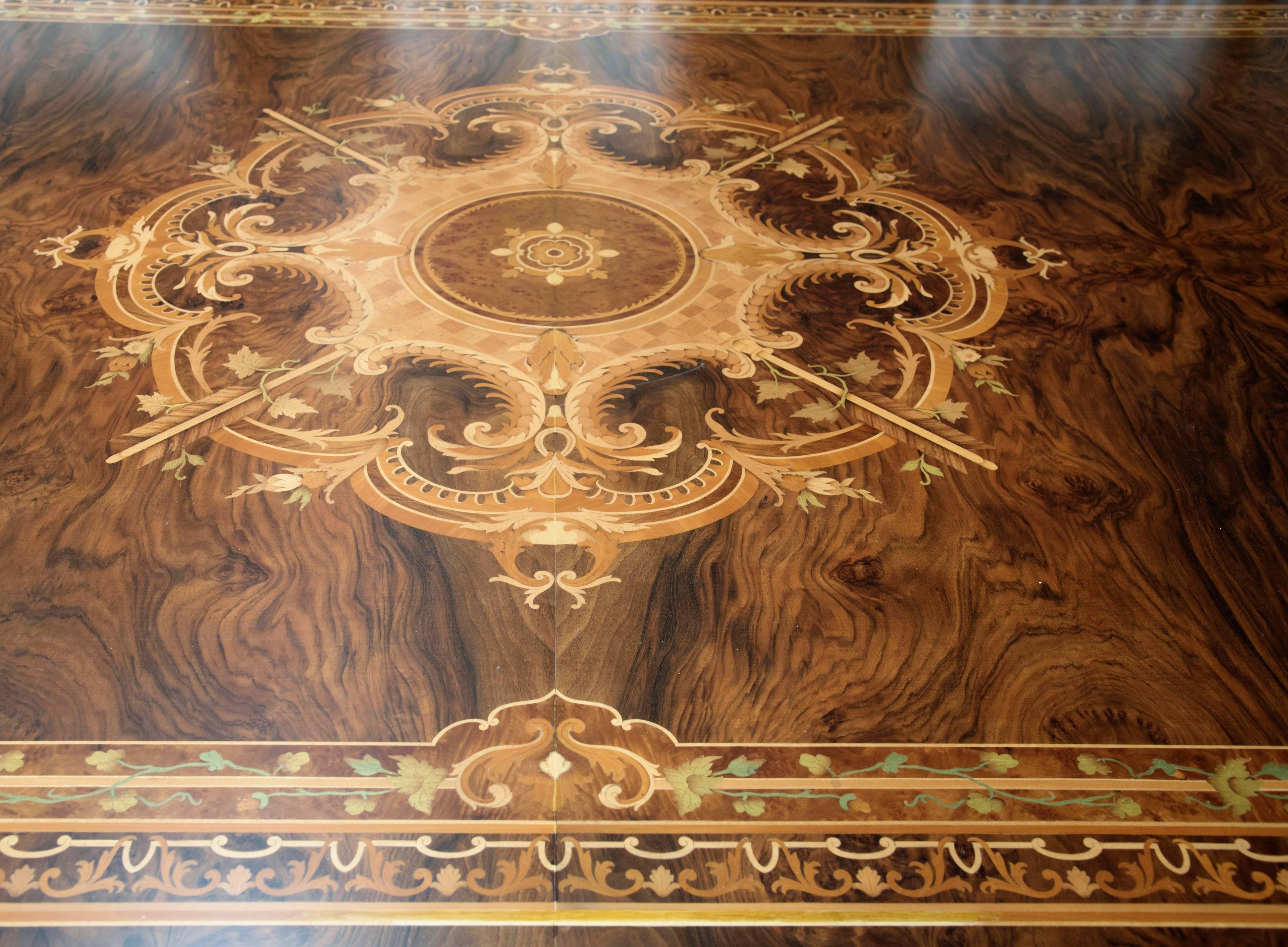 https://a.1stdibscdn.com/huge-persian-briar-wood-dining-table-for-sale-picture-5/f_26543/f_111332411529502884847/_PIT3804_master.JPG