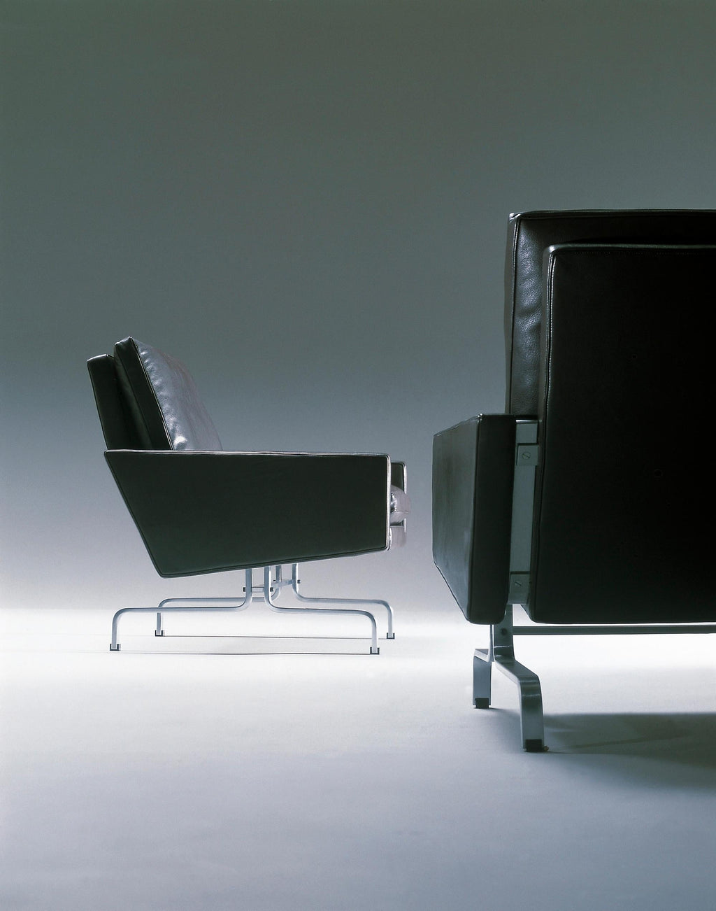 https://a.1stdibscdn.com/poul-kjaerholm-pk31-armchair-for-fritz-hansen-in-leather-cat-5-for-sale-picture-3/f_14472/f_390104921711454422351/PK31_Armchair_Fritz_Hansen_Two_Enlighten_6_master.jpg