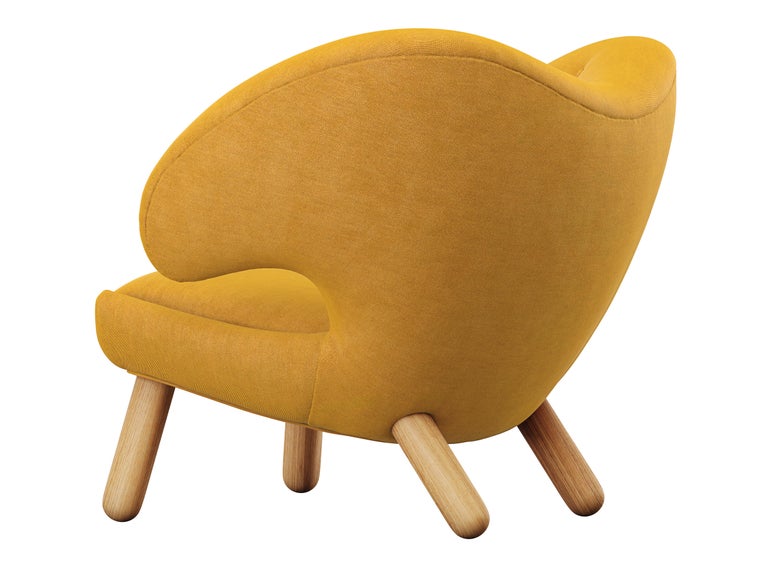 https://a.1stdibscdn.com/finn-juhl-pelican-chair-upholstered-in-wood-and-fabric-for-sale-picture-3/f_14272/f_378351021704703894231/POCRTRASERA_master.jpg?width=768