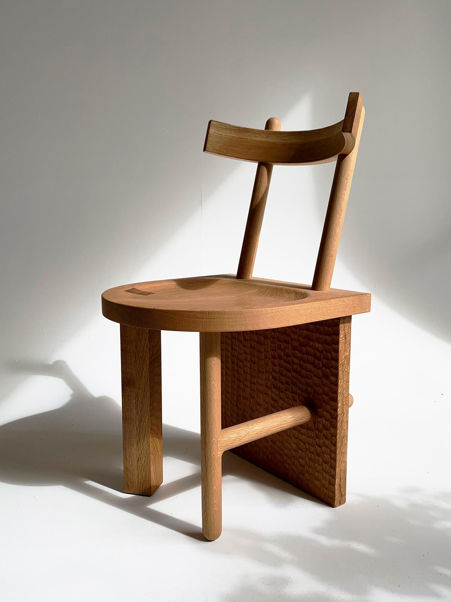 https://a.1stdibscdn.com/hand-carved-sculptural-white-oak-dining-chair-w-plant-based-finish-for-sale-picture-2/f_37133/f_324005721674598909864/PQ_DInner_0_master.jpg