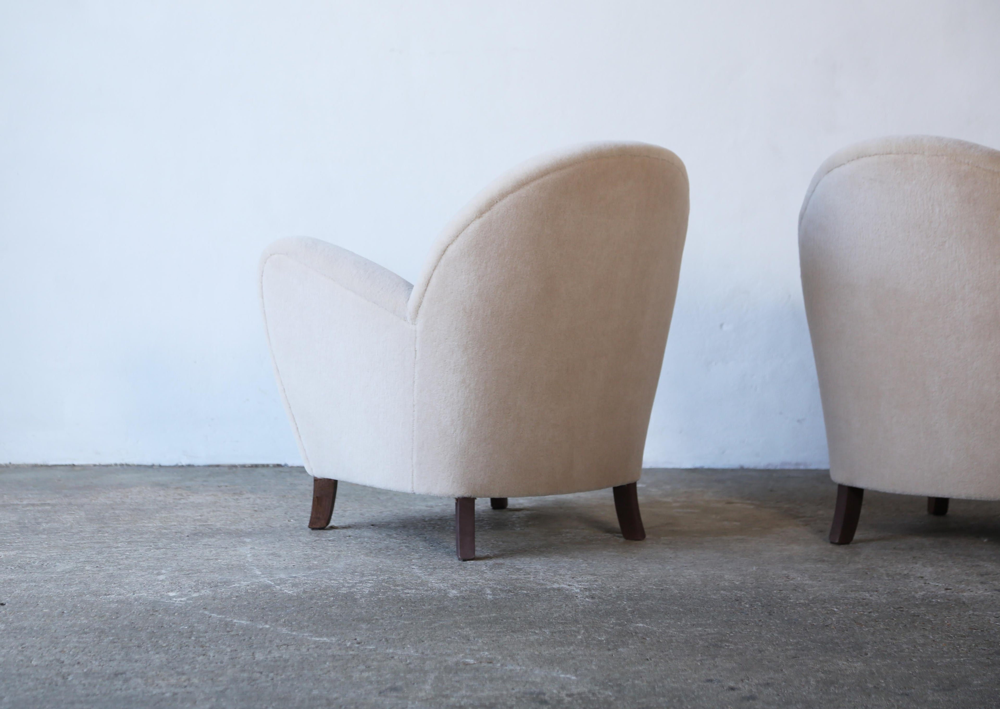 https://a.1stdibscdn.com/pair-of-petite-armchairs-upholstered-in-pure-alpaca-for-sale-picture-10/f_22593/f_404213921719851970789/Pair_Chairs_Alpaca_Stone_v2_6_24_10_master.jpg