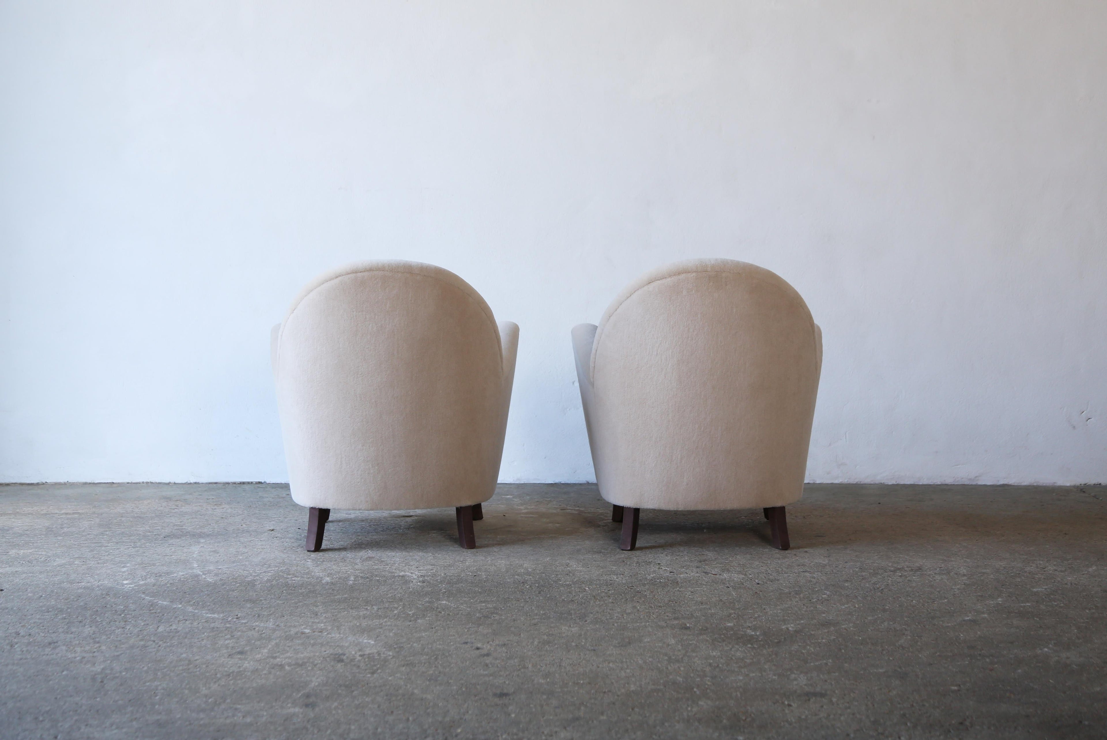 https://a.1stdibscdn.com/pair-of-petite-armchairs-upholstered-in-pure-alpaca-for-sale-picture-11/f_22593/f_404213921719851971330/Pair_Chairs_Alpaca_Stone_v2_6_24_12_master.jpg