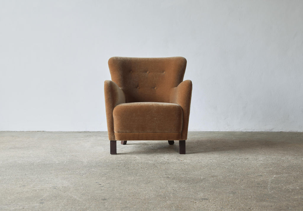 https://a.1stdibscdn.com/pair-of-armchairs-upholstered-in-pure-mohair-for-sale-picture-12/f_22593/f_414599421726234116349/Pair_Mohair_Chairs_Golden_Brown_9_24_10_master.jpg