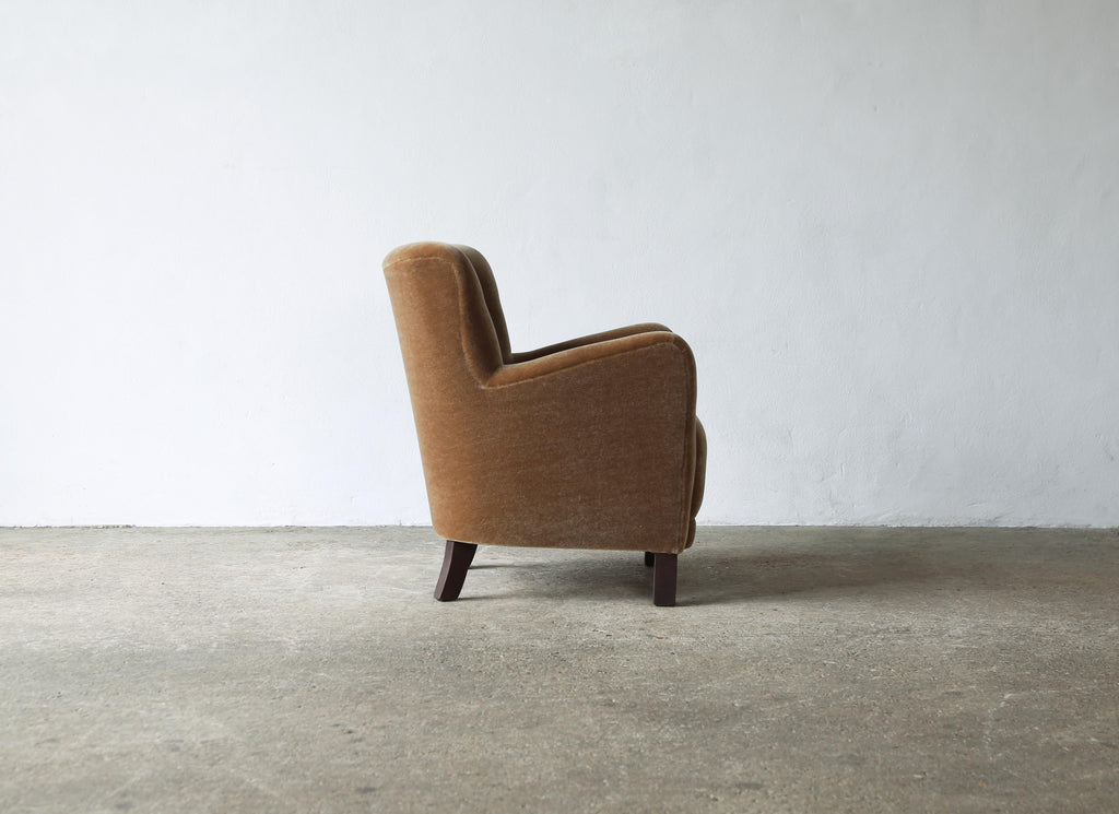 https://a.1stdibscdn.com/pair-of-armchairs-upholstered-in-pure-mohair-for-sale-picture-14/f_22593/f_414599421726234117050/Pair_Mohair_Chairs_Golden_Brown_9_24_12_master.jpg