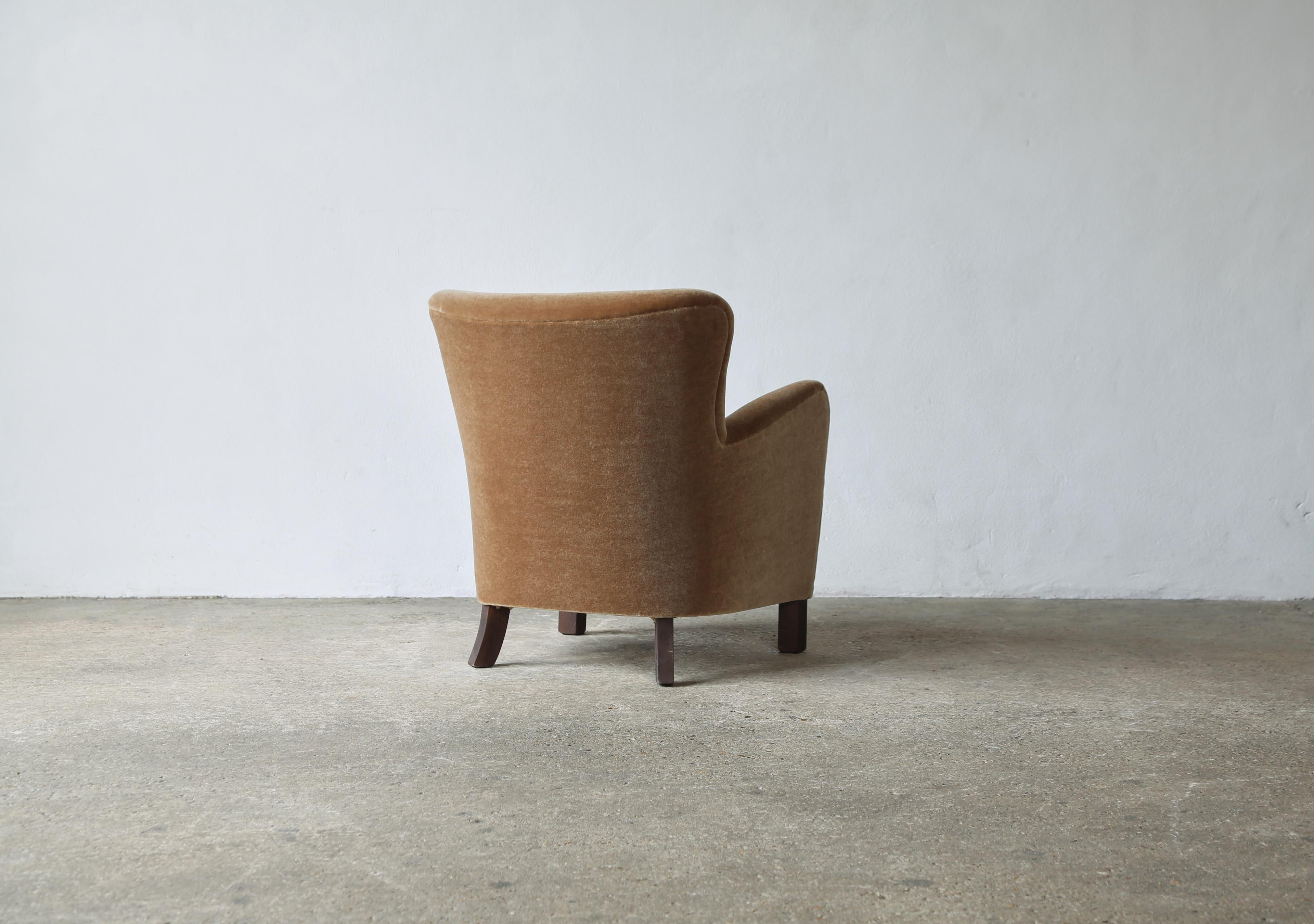 https://a.1stdibscdn.com/pair-of-armchairs-upholstered-in-pure-mohair-for-sale-picture-15/f_22593/f_414599421726234125832/Pair_Mohair_Chairs_Golden_Brown_9_24_13_master.jpg