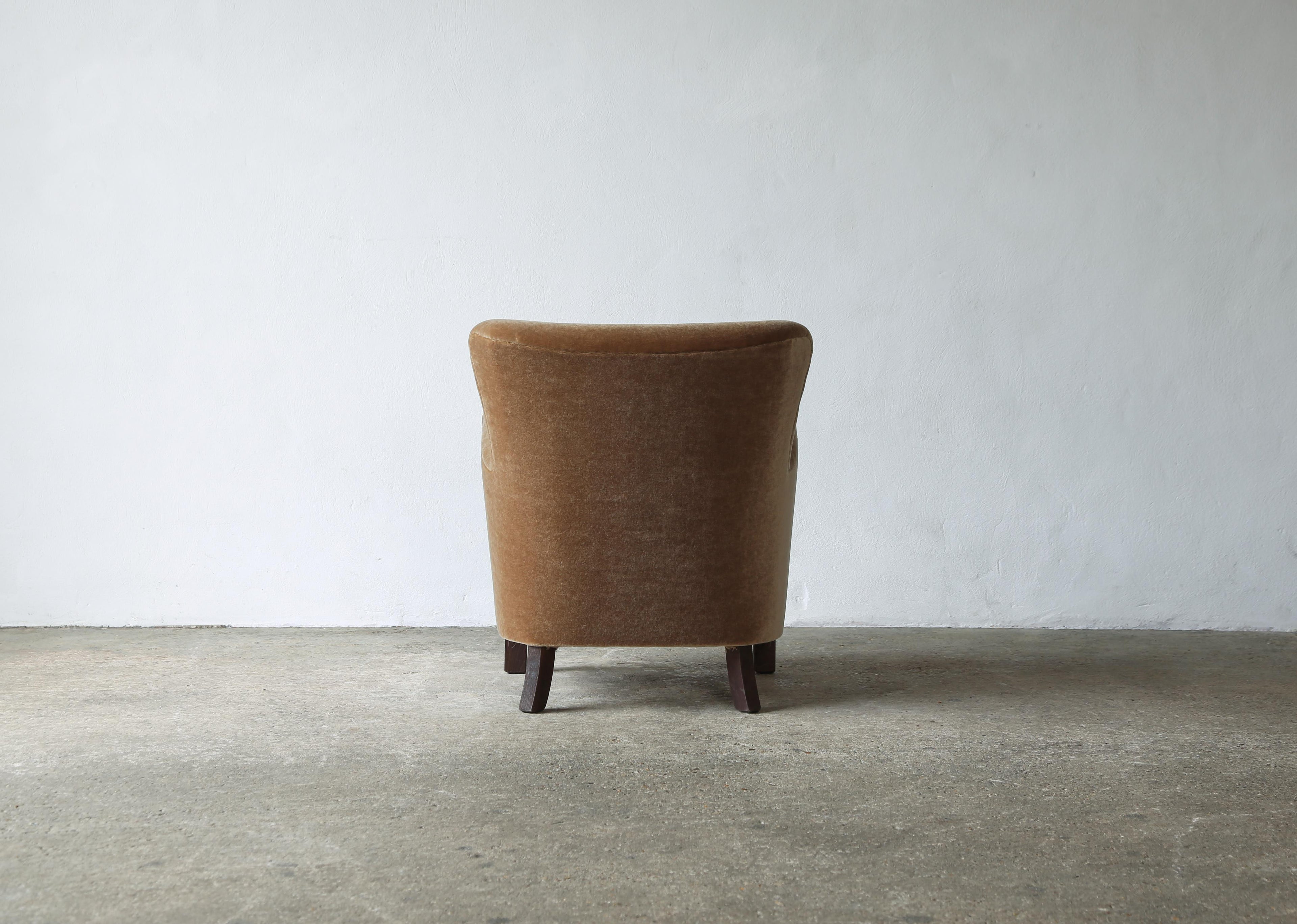 https://a.1stdibscdn.com/pair-of-armchairs-upholstered-in-pure-mohair-for-sale-picture-16/f_22593/f_414599421726234126535/Pair_Mohair_Chairs_Golden_Brown_9_24_14_master.jpg