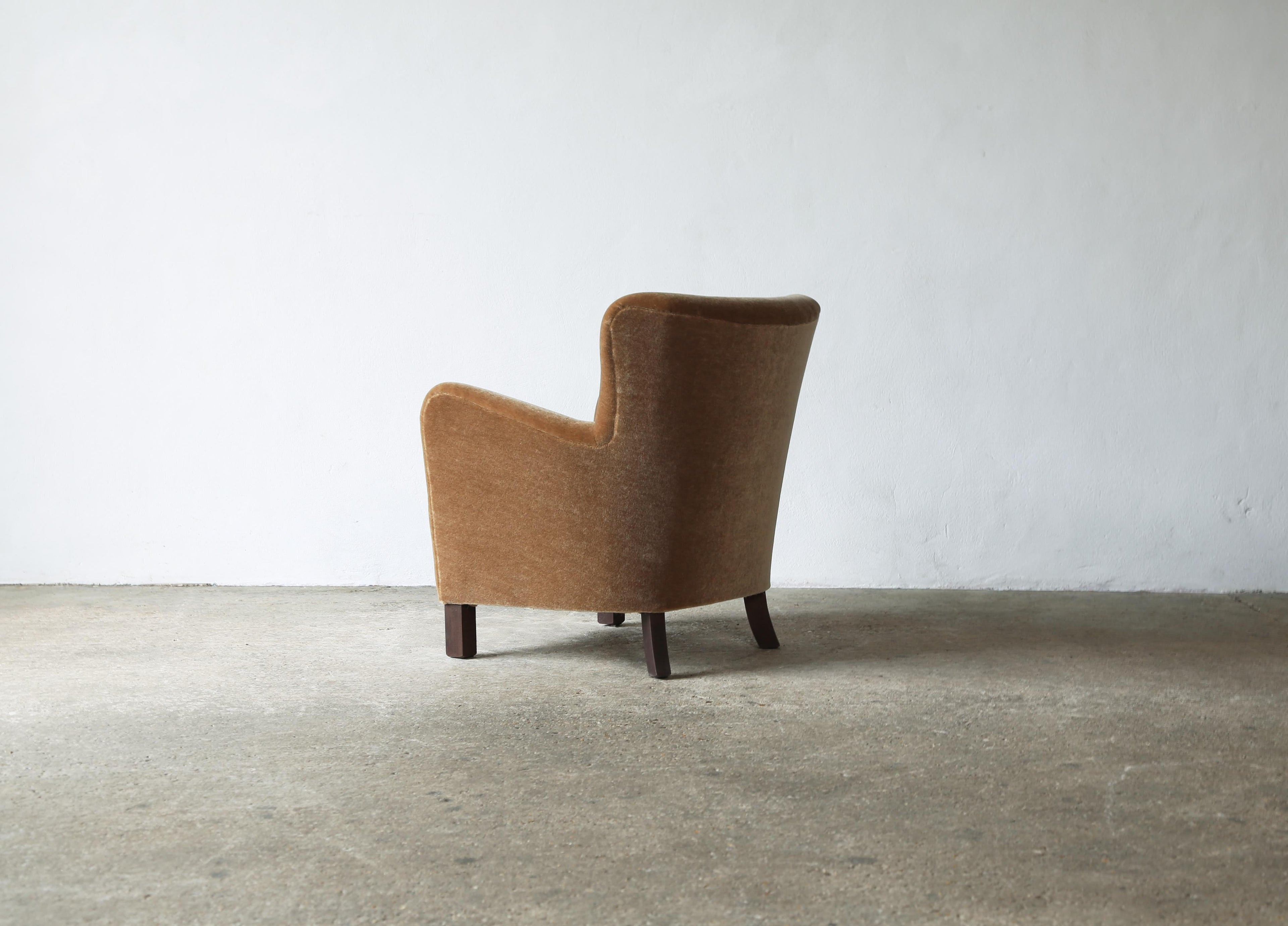 https://a.1stdibscdn.com/pair-of-armchairs-upholstered-in-pure-mohair-for-sale-picture-17/f_22593/f_414599421726234126492/Pair_Mohair_Chairs_Golden_Brown_9_24_15_master.jpg