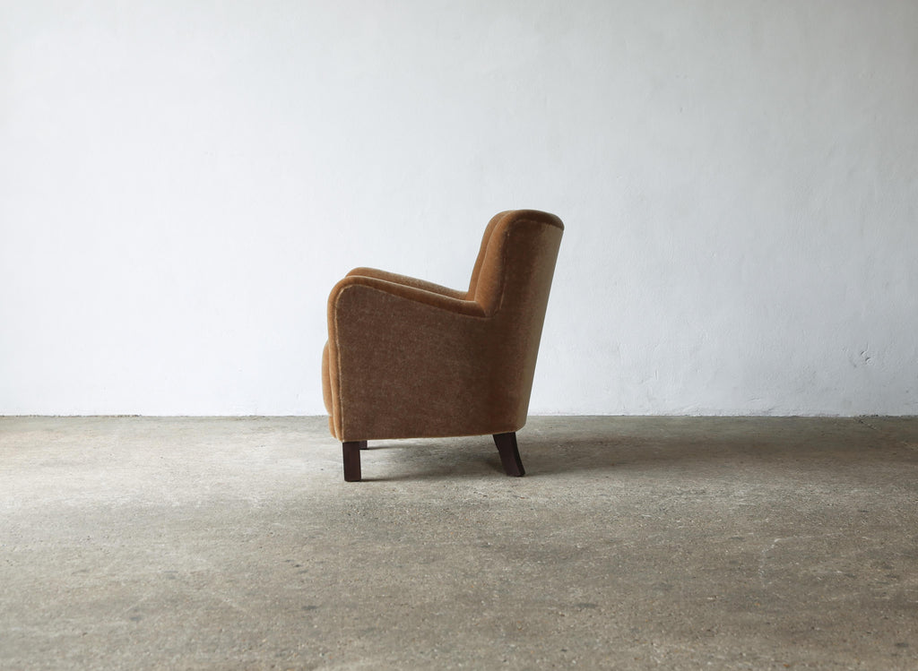 https://a.1stdibscdn.com/pair-of-armchairs-upholstered-in-pure-mohair-for-sale-picture-18/f_22593/f_414599421726234135454/Pair_Mohair_Chairs_Golden_Brown_9_24_16_master.jpg
