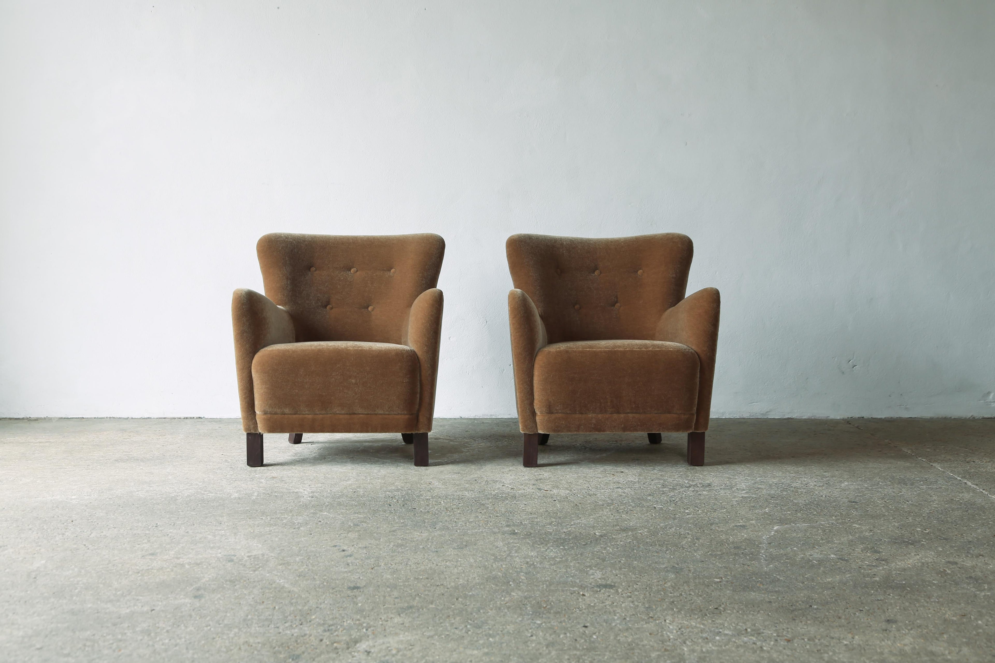 https://a.1stdibscdn.com/pair-of-armchairs-upholstered-in-pure-mohair-for-sale-picture-4/f_22593/f_414599421726234081467/Pair_Mohair_Chairs_Golden_Brown_9_24_1_master.jpg