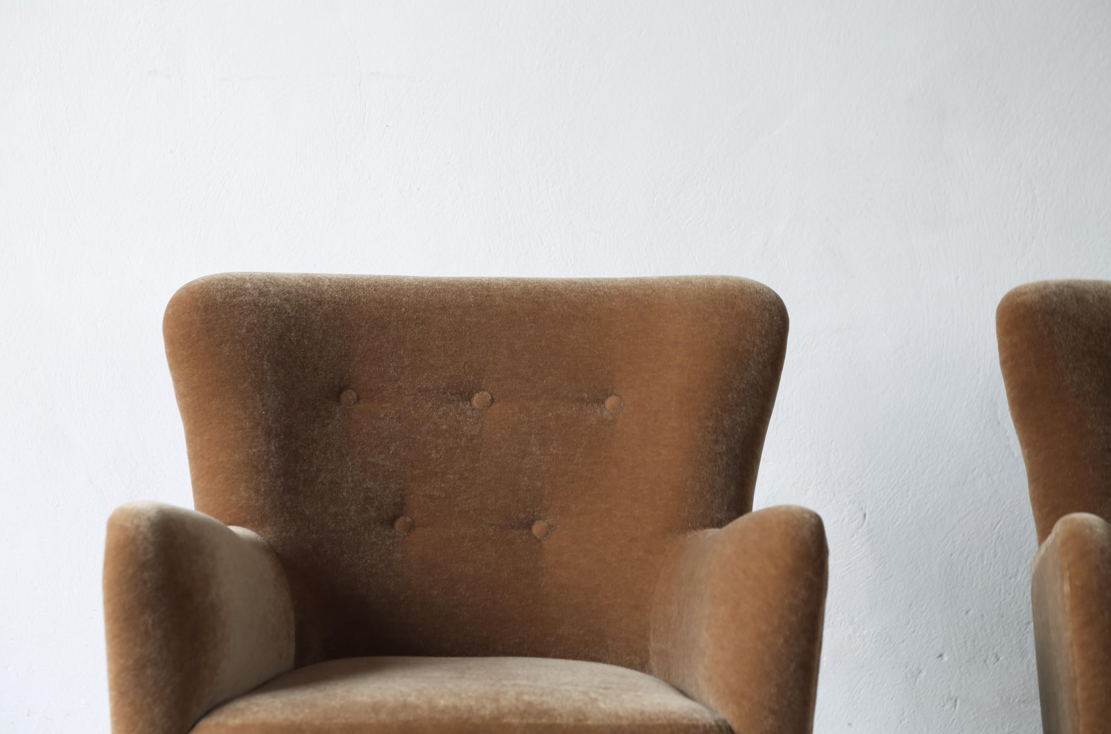 https://a.1stdibscdn.com/pair-of-armchairs-upholstered-in-pure-mohair-for-sale-picture-5/f_22593/f_414599421726234081689/Pair_Mohair_Chairs_Golden_Brown_9_24_2_master.jpg
