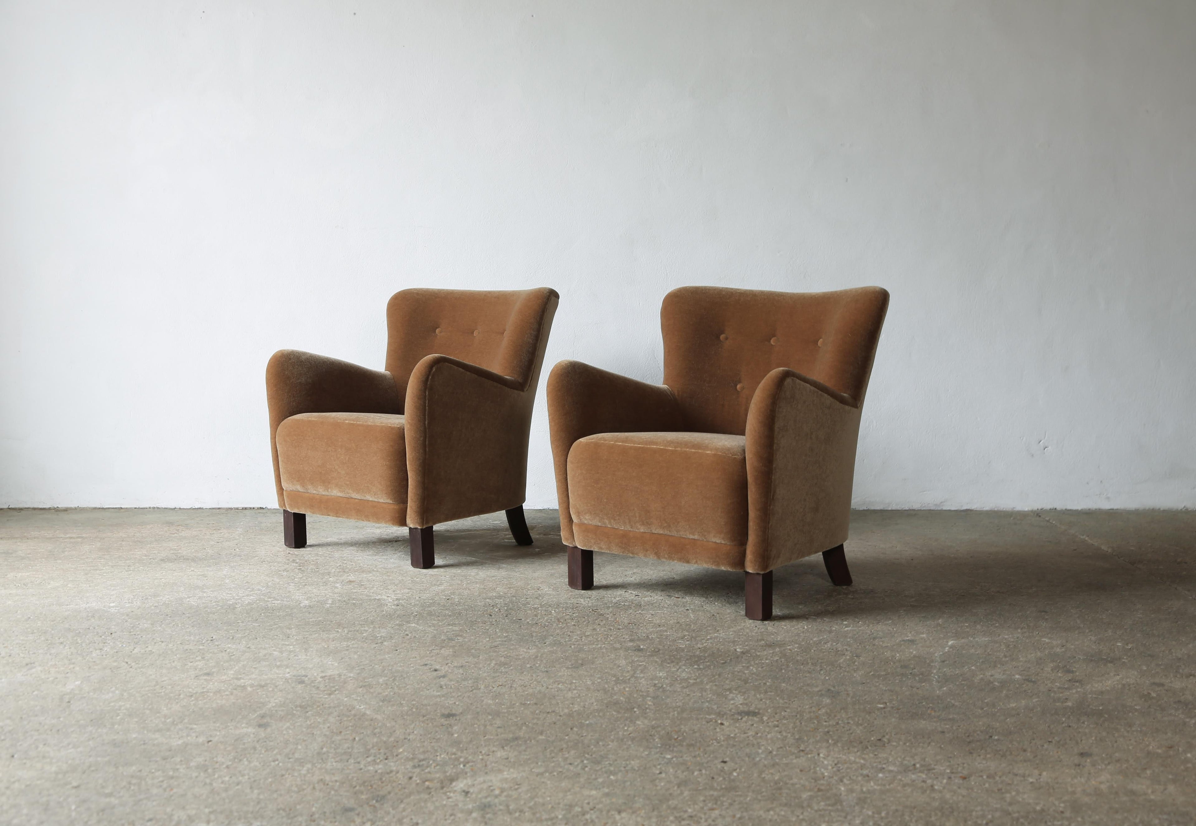 https://a.1stdibscdn.com/pair-of-armchairs-upholstered-in-pure-mohair-for-sale-picture-3/f_22593/f_414599421726234055035/Pair_Mohair_Chairs_Golden_Brown_9_24_3_master.jpg