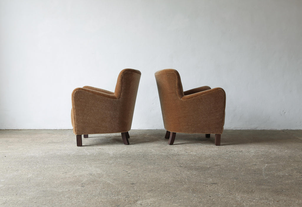https://a.1stdibscdn.com/pair-of-armchairs-upholstered-in-pure-mohair-for-sale-picture-6/f_22593/f_414599421726234091519/Pair_Mohair_Chairs_Golden_Brown_9_24_4_master.jpg