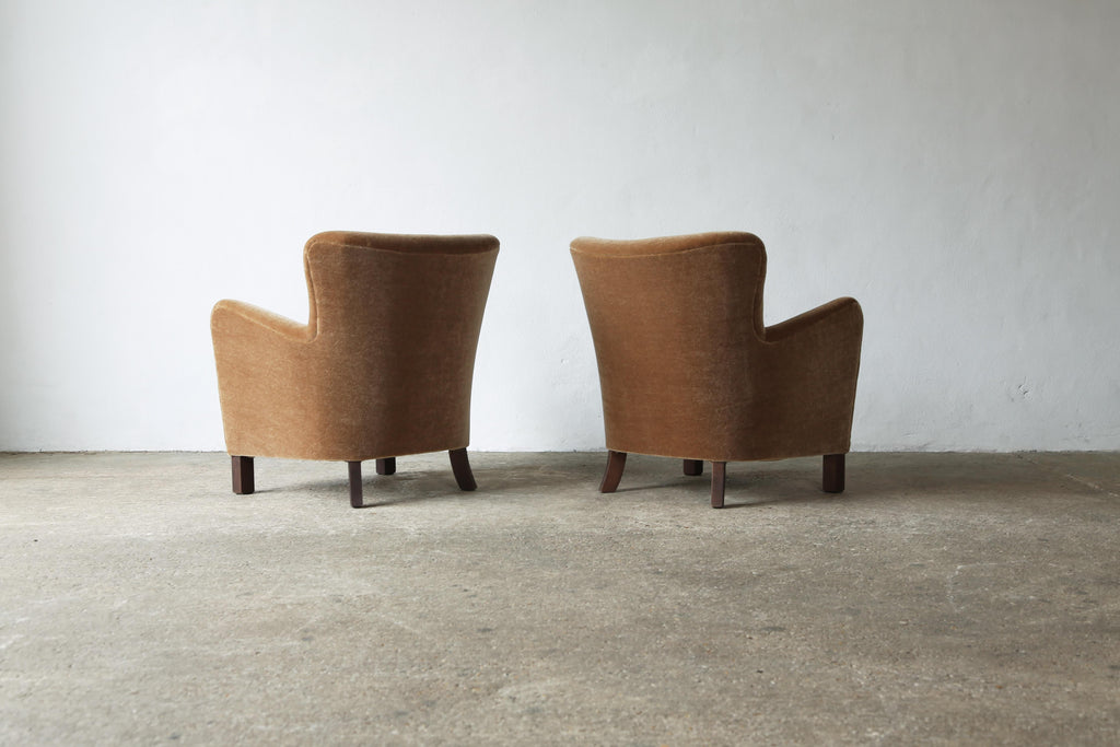 https://a.1stdibscdn.com/pair-of-armchairs-upholstered-in-pure-mohair-for-sale-picture-7/f_22593/f_414599421726234091671/Pair_Mohair_Chairs_Golden_Brown_9_24_5_master.jpg