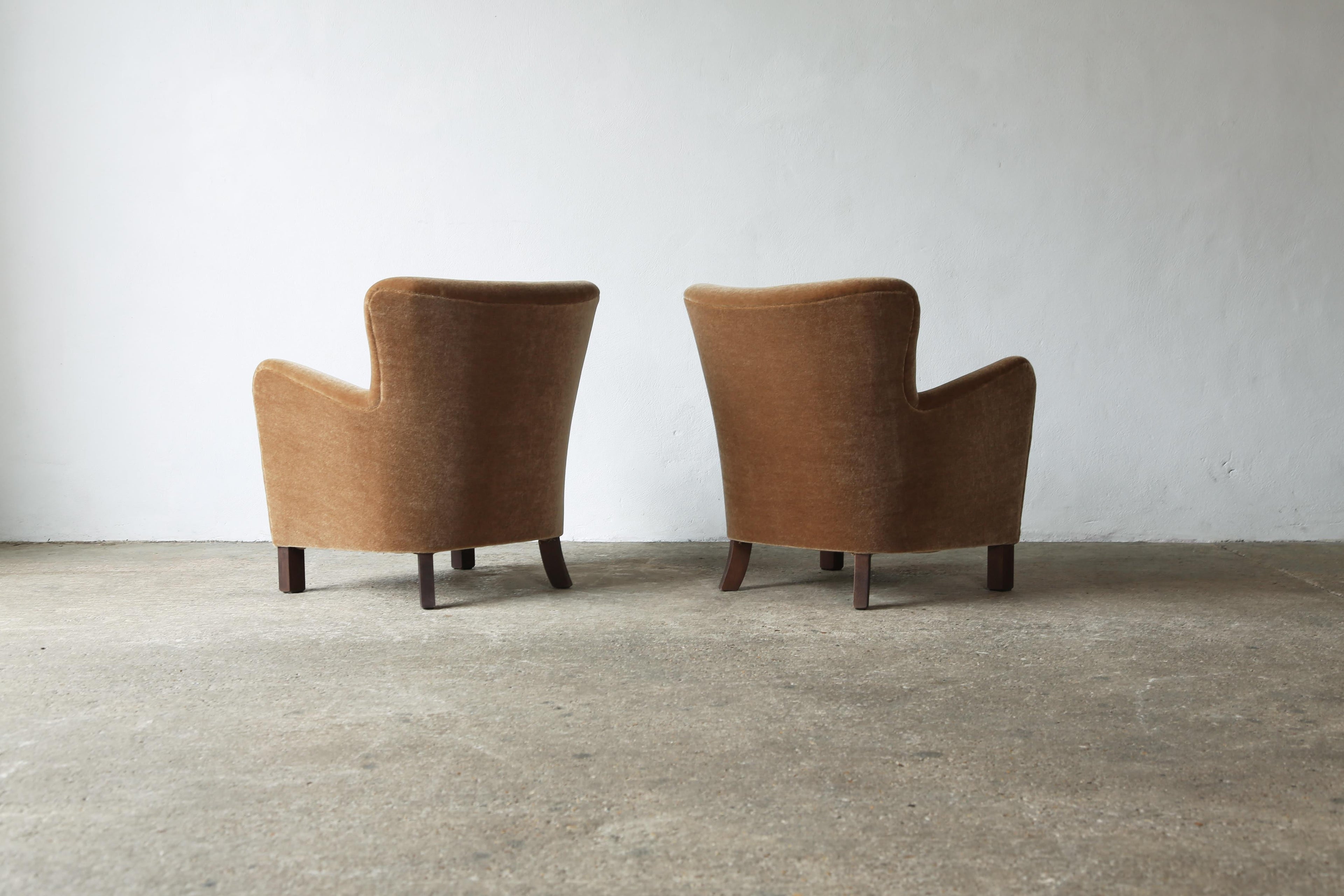 https://a.1stdibscdn.com/pair-of-armchairs-upholstered-in-pure-mohair-for-sale-picture-7/f_22593/f_414599421726234091671/Pair_Mohair_Chairs_Golden_Brown_9_24_5_master.jpg