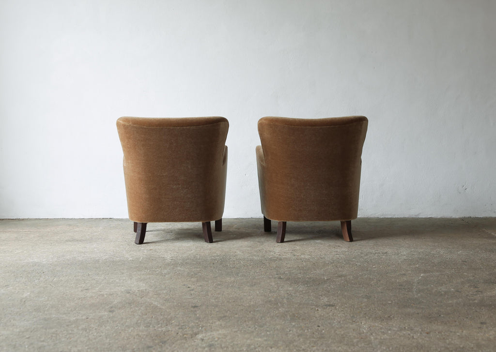 https://a.1stdibscdn.com/pair-of-armchairs-upholstered-in-pure-mohair-for-sale-picture-8/f_22593/f_414599421726234091929/Pair_Mohair_Chairs_Golden_Brown_9_24_6_master.jpg