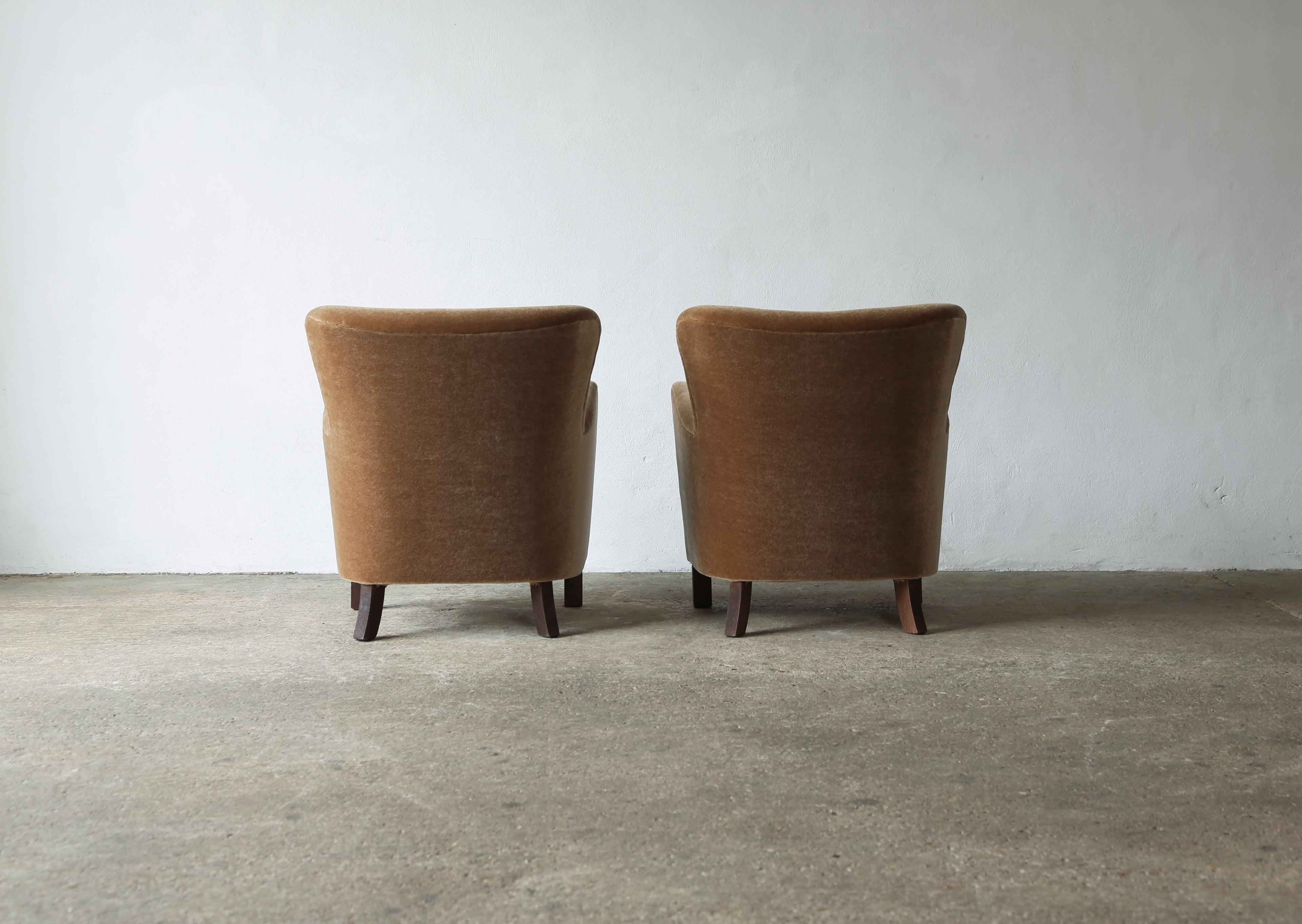 https://a.1stdibscdn.com/pair-of-armchairs-upholstered-in-pure-mohair-for-sale-picture-8/f_22593/f_414599421726234091929/Pair_Mohair_Chairs_Golden_Brown_9_24_6_master.jpg