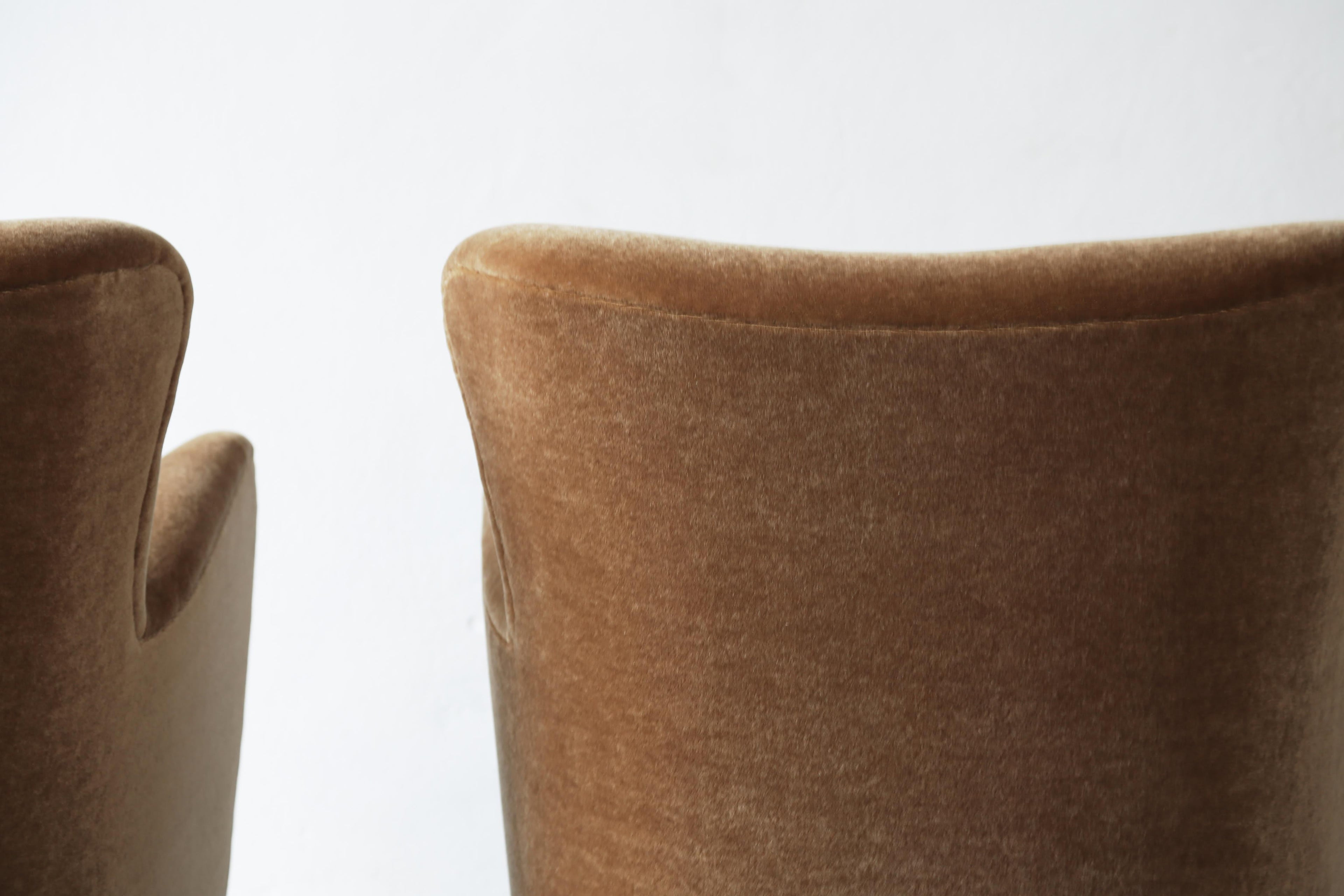https://a.1stdibscdn.com/pair-of-armchairs-upholstered-in-pure-mohair-for-sale-picture-9/f_22593/f_414599421726234099847/Pair_Mohair_Chairs_Golden_Brown_9_24_7_master.jpg