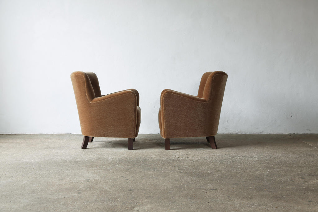 https://a.1stdibscdn.com/pair-of-armchairs-upholstered-in-pure-mohair-for-sale-picture-10/f_22593/f_414599421726234100393/Pair_Mohair_Chairs_Golden_Brown_9_24_8_master.jpg