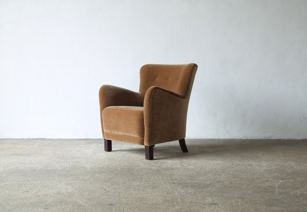 https://a.1stdibscdn.com/pair-of-armchairs-upholstered-in-pure-mohair-for-sale-picture-11/f_22593/f_414599421726234100623/Pair_Mohair_Chairs_Golden_Brown_9_24_9_master.jpg